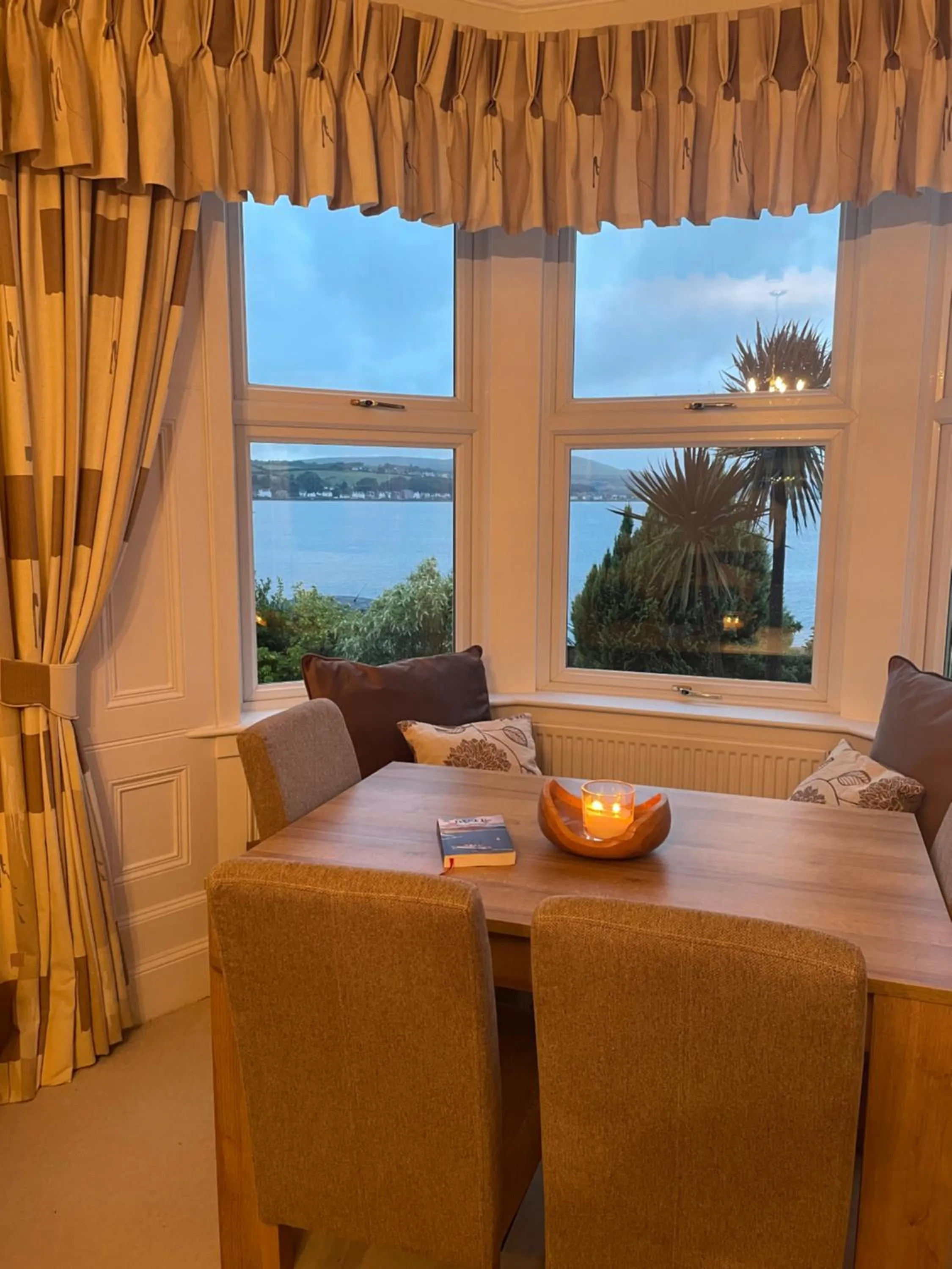 Living room in Bayside - Breathtaking views of the Clyde