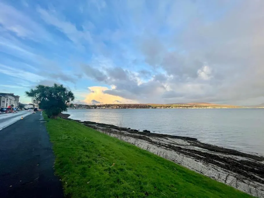 Beach in Bayside - Breathtaking views of the Clyde