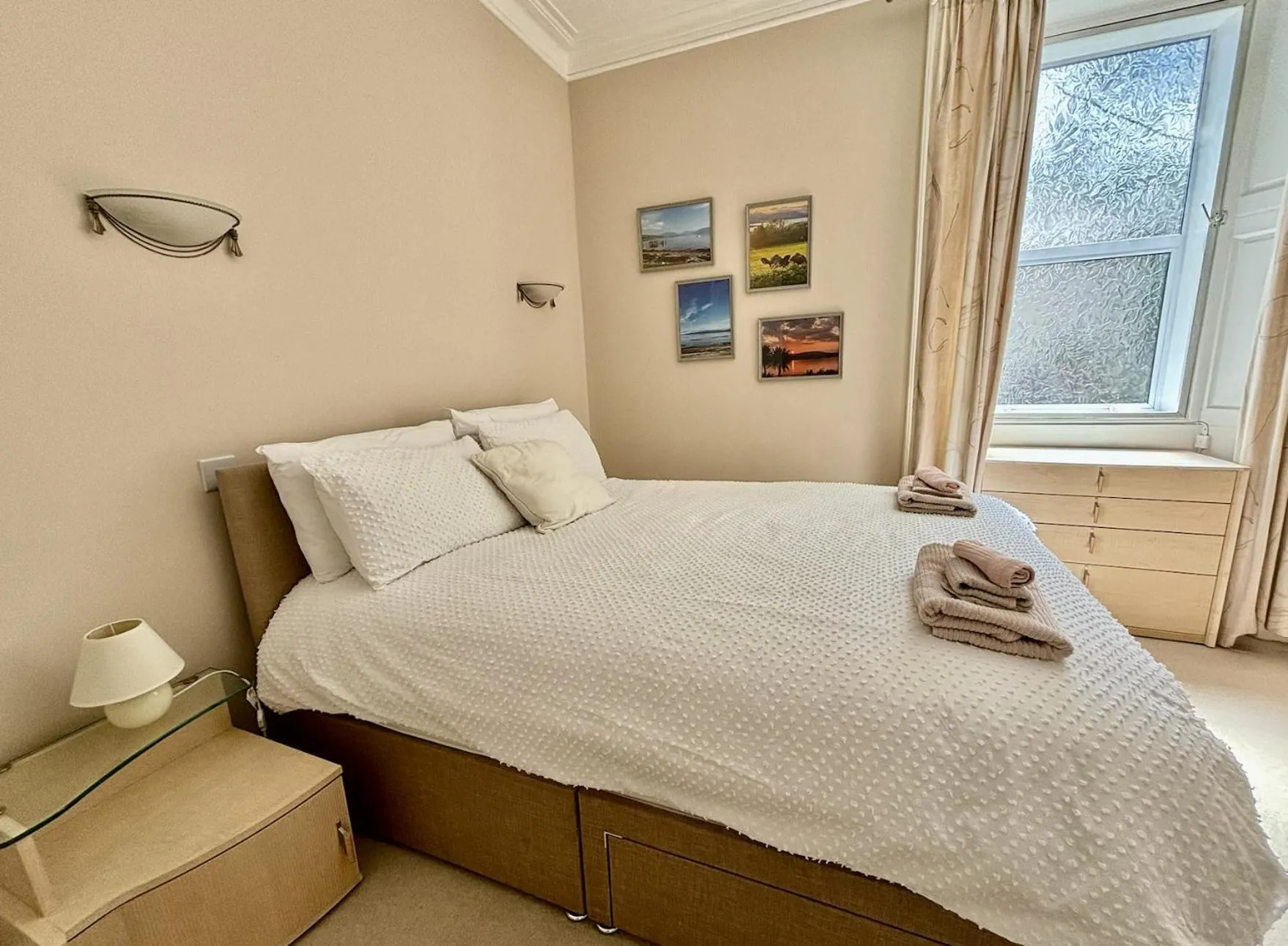 Photo of the whole room, Bed in Bayside - Breathtaking views of the Clyde