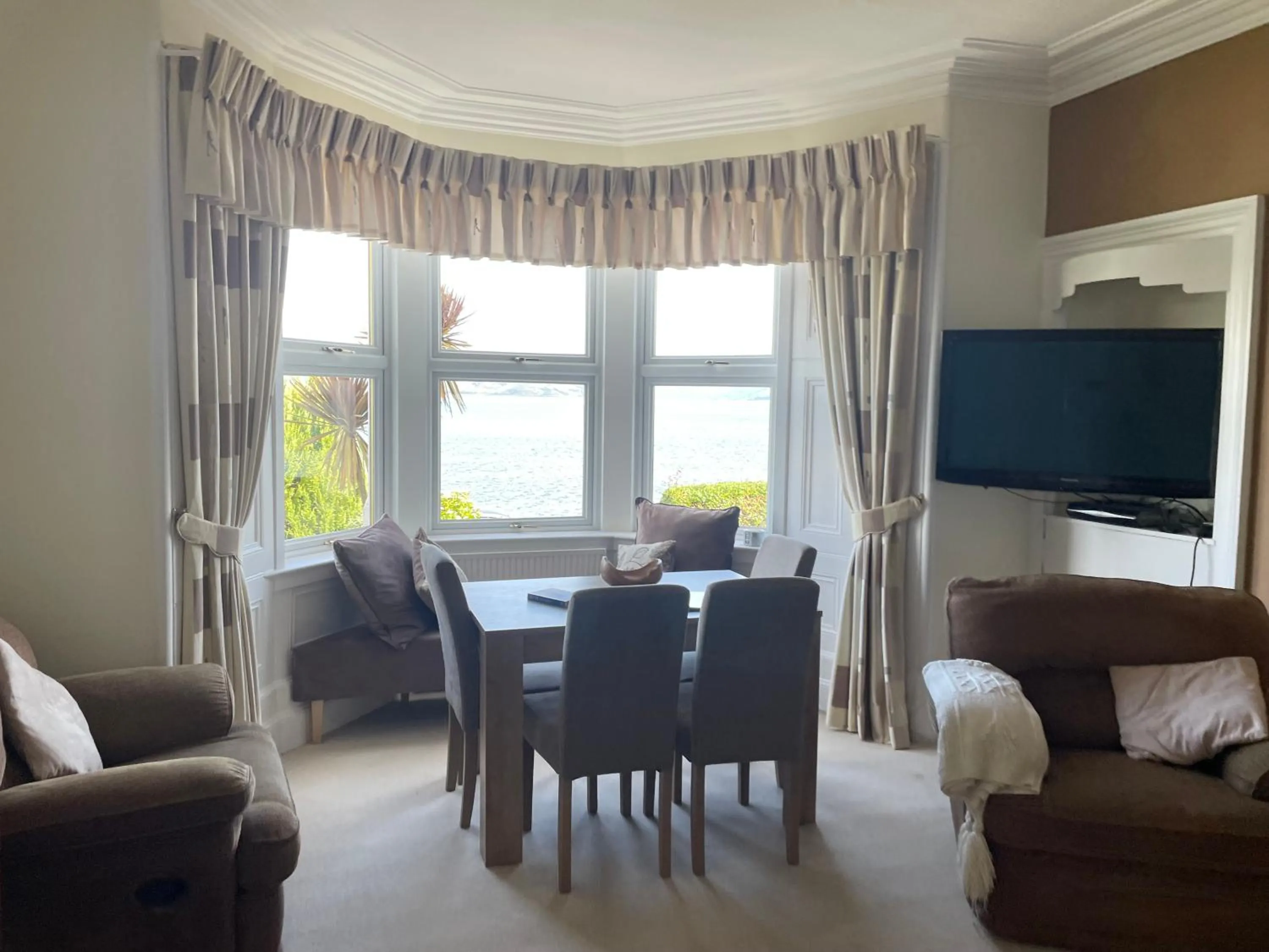 Living room in Bayside - Breathtaking views of the Clyde