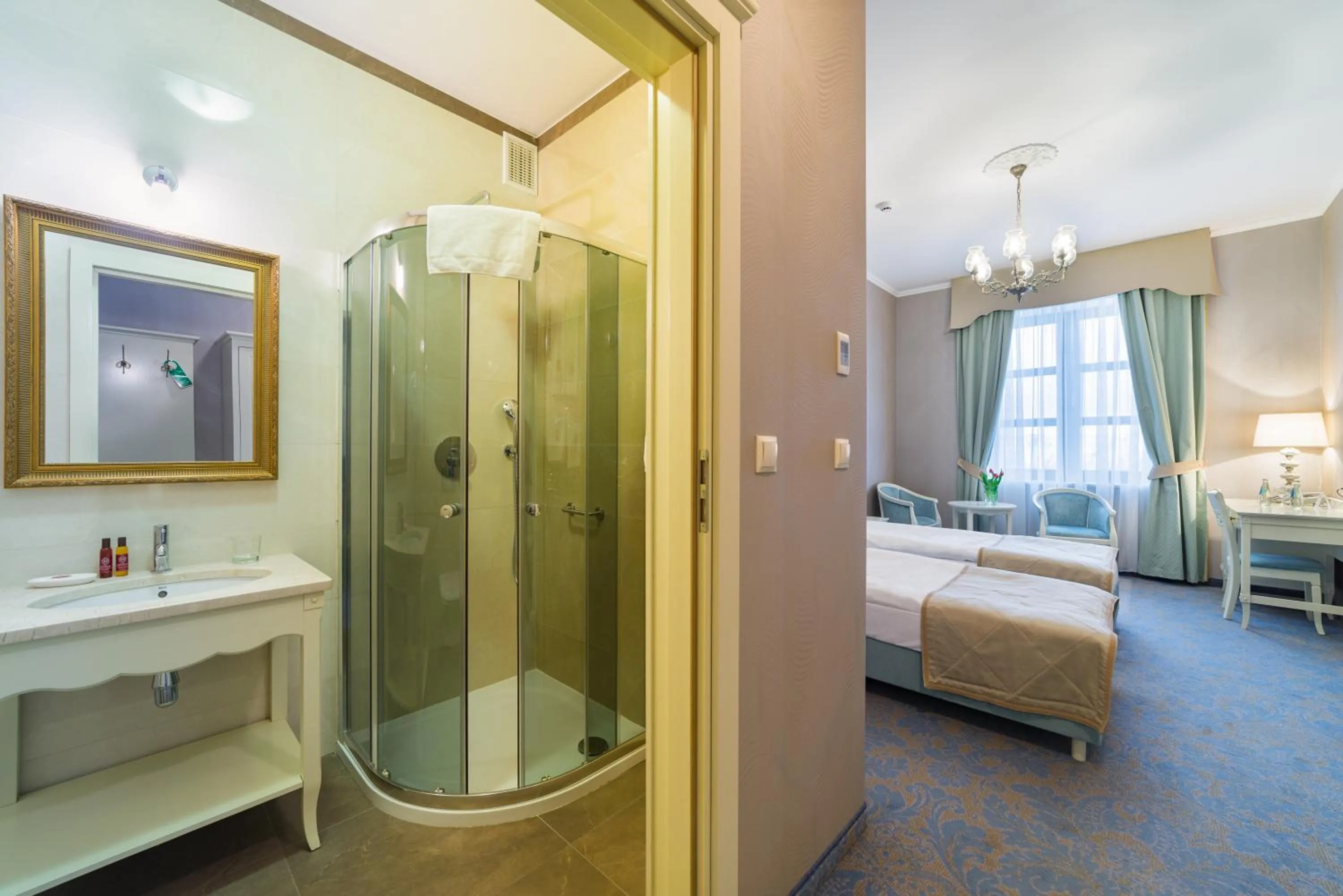 Bathroom, Bed in Hotel Jarosław