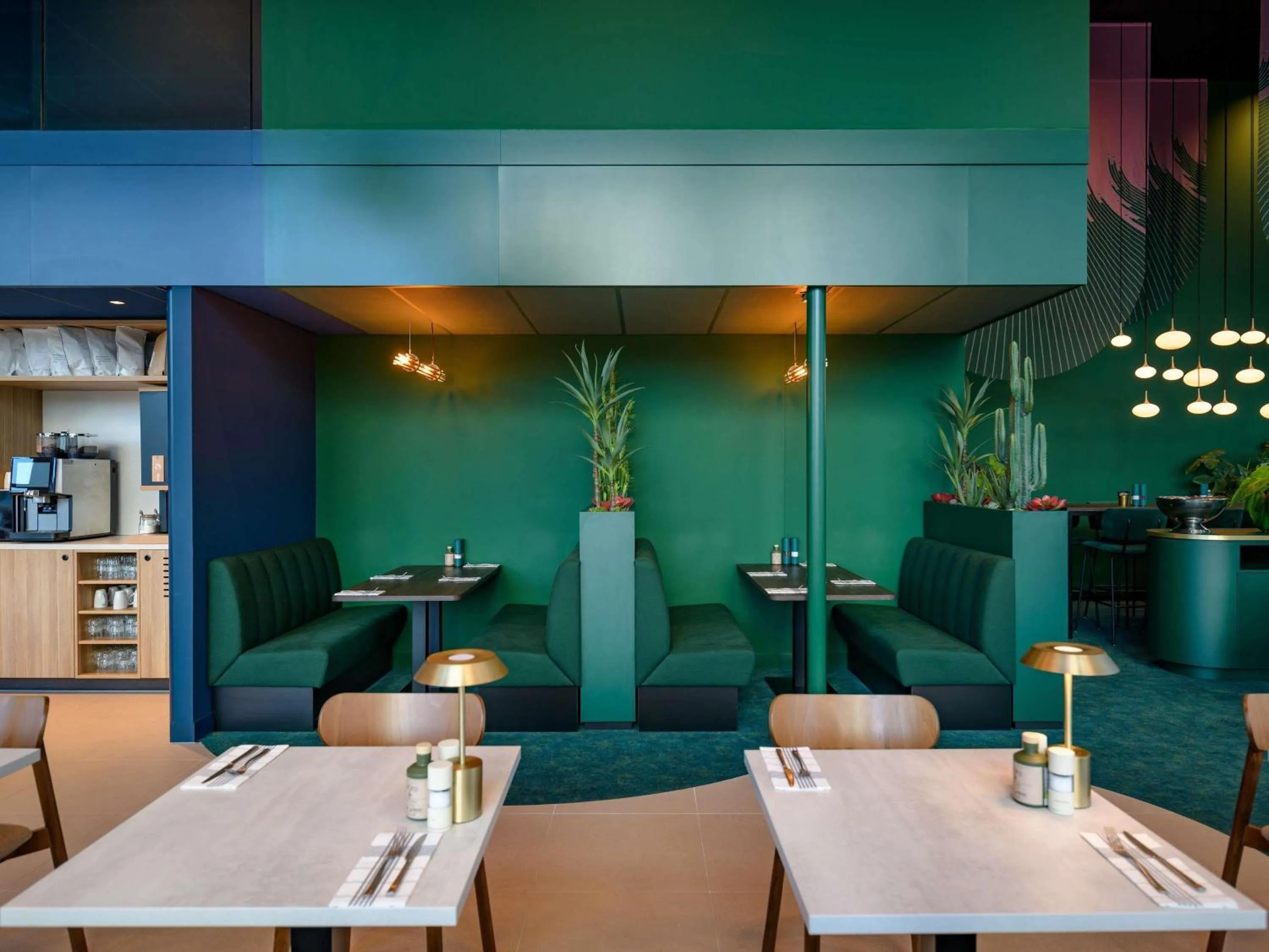 Restaurant/places to eat in ibis Styles Rotterdam Ahoy