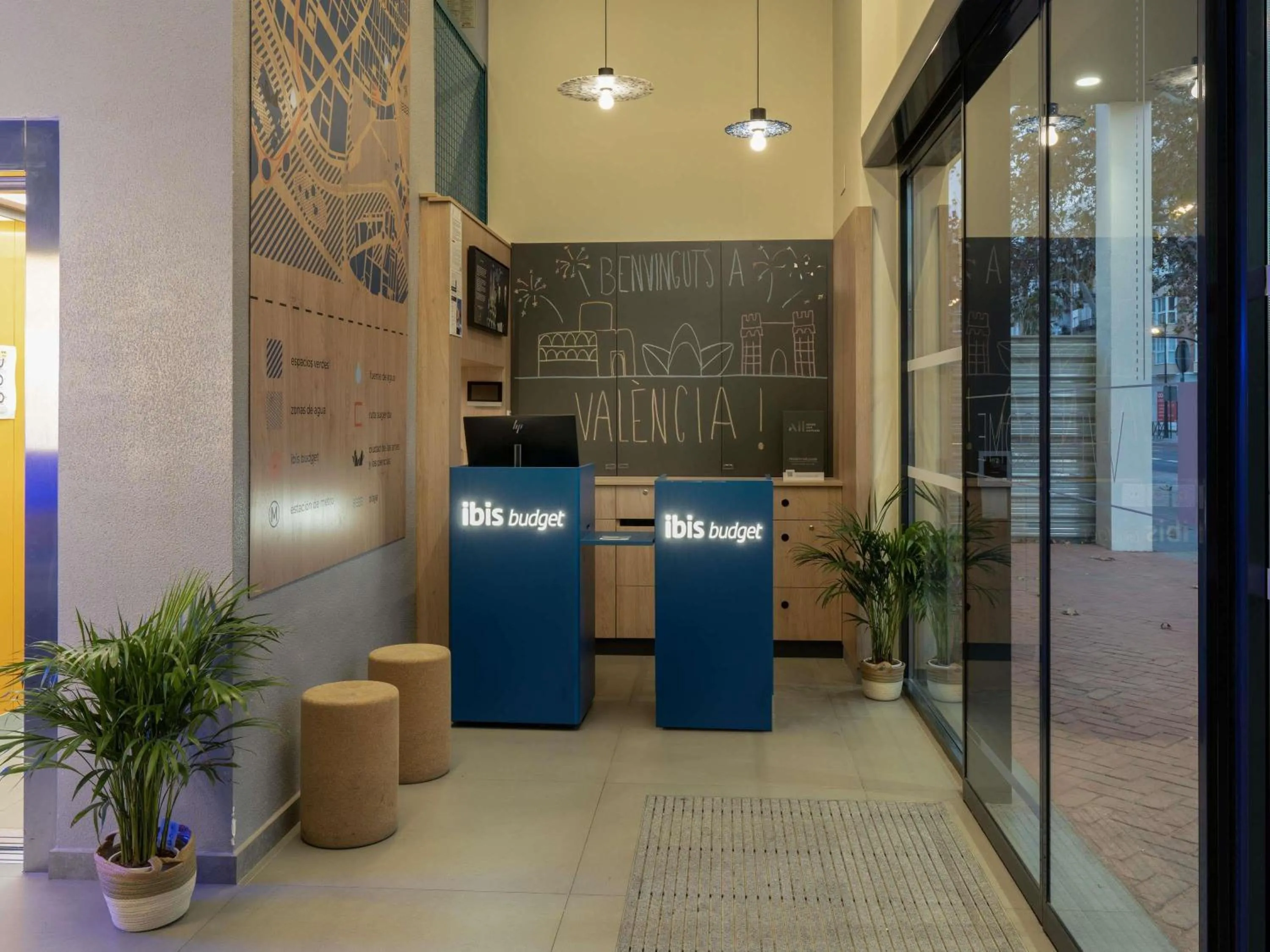 Property building in ibis budget Valencia Centro Puerto