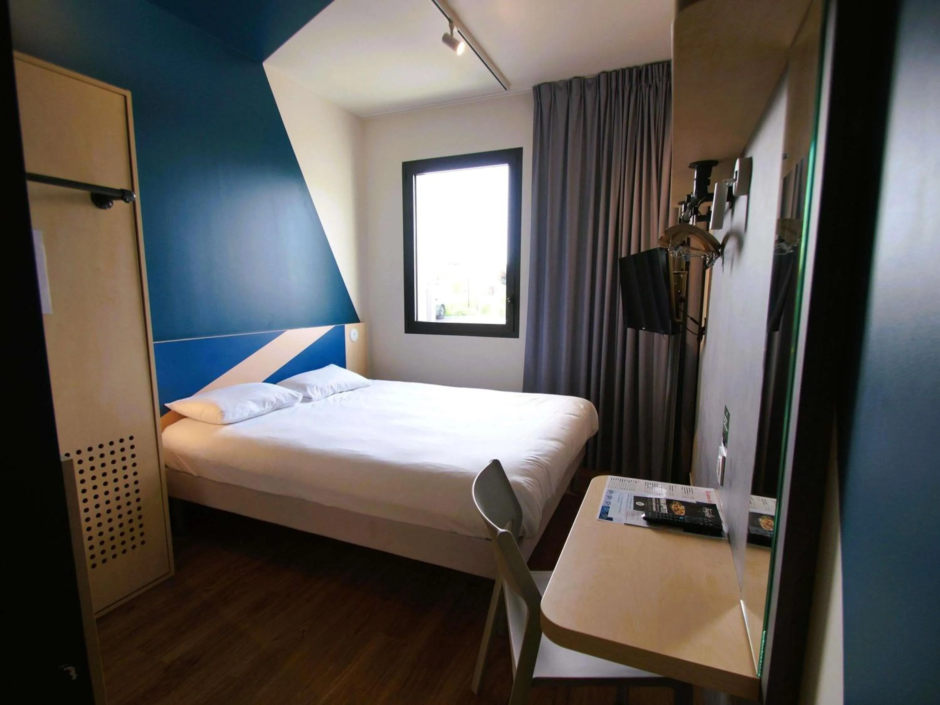 Bedroom, Bed in ibis budget Loudéac Vélodrome