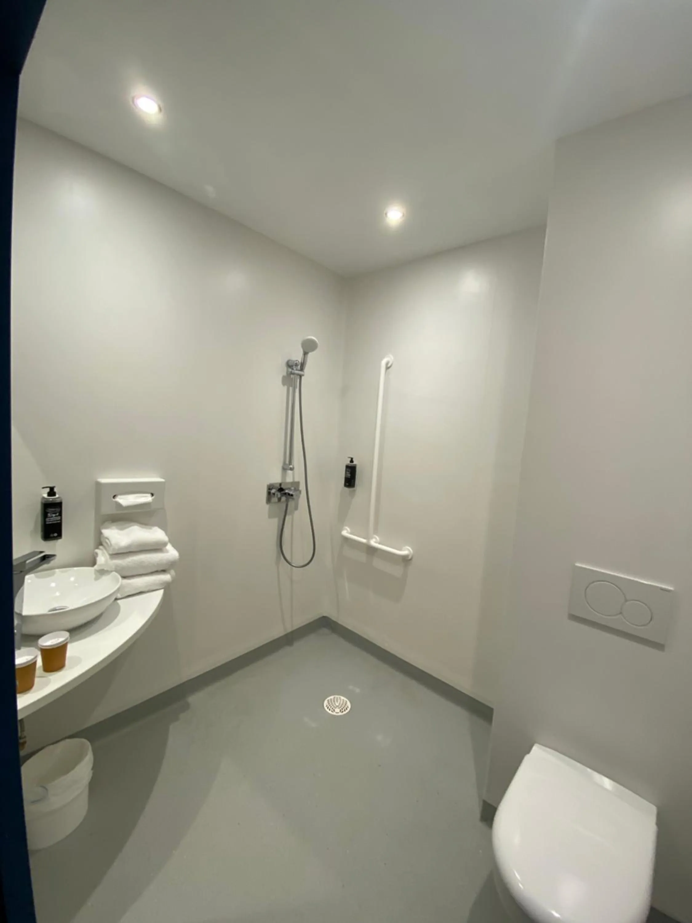 Bathroom in ibis budget Loudéac Vélodrome