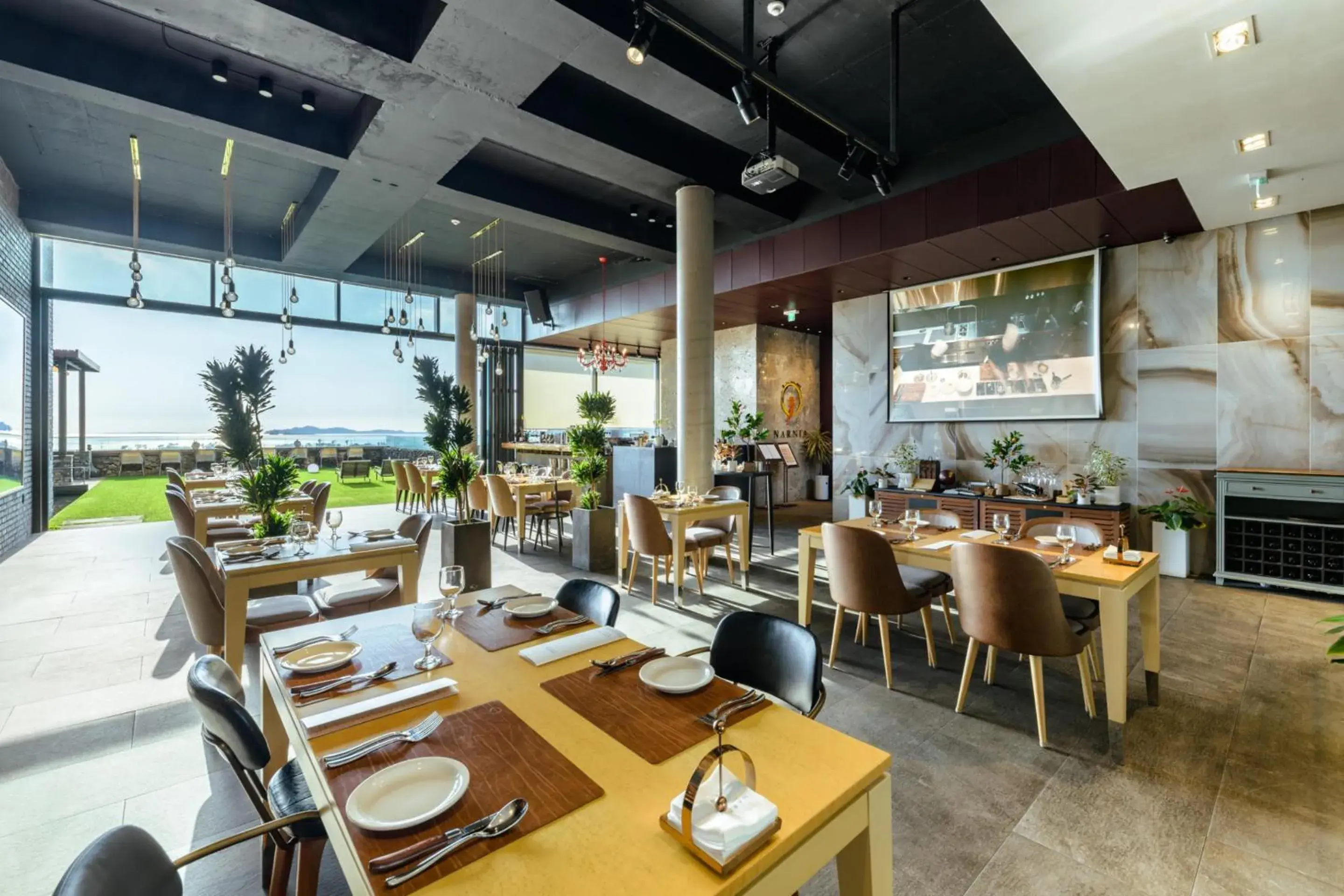 Restaurant/places to eat in Bayhill Pool & Villa Restaurant/places to eat in Bayhill Pool & Villa