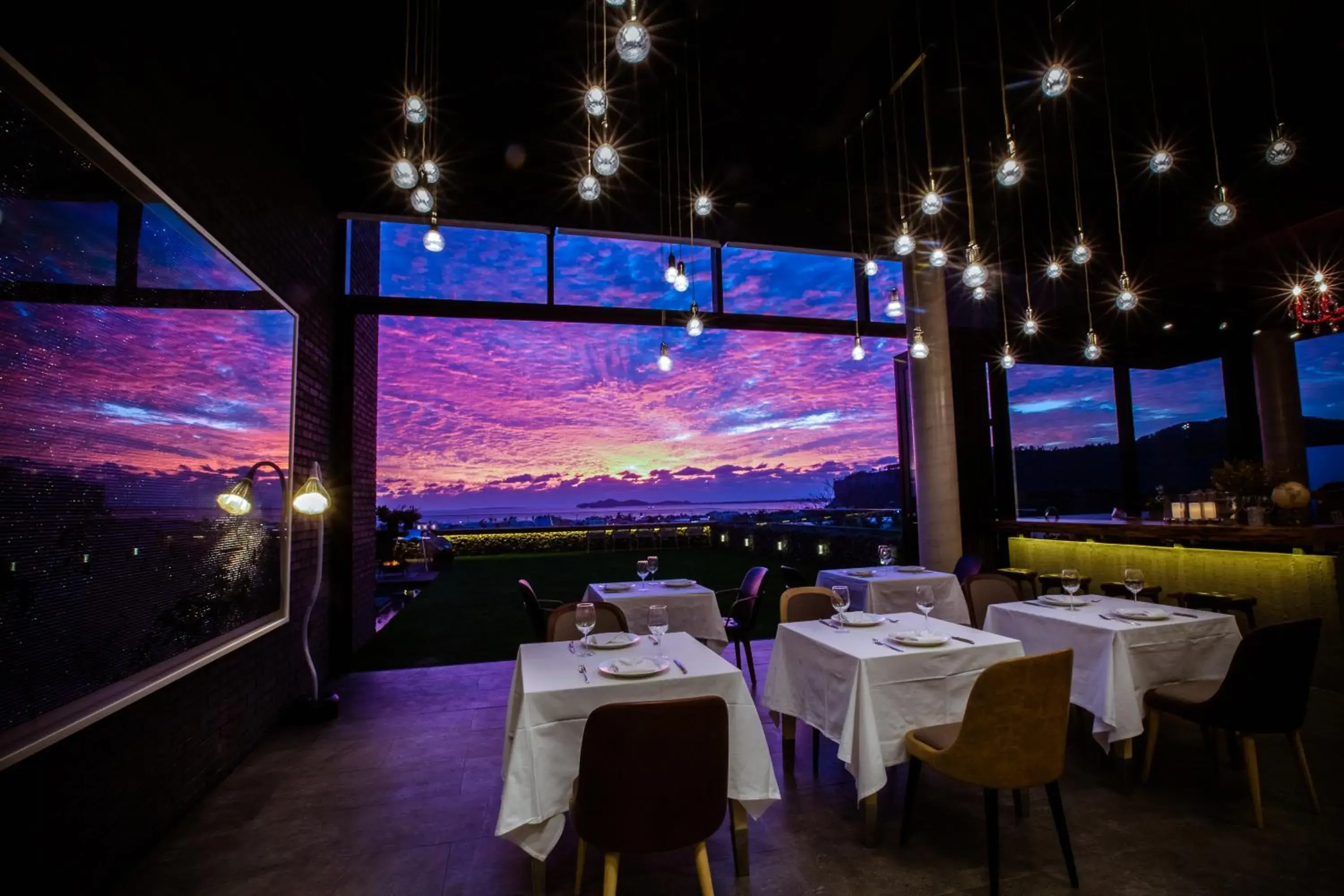 Restaurant/places to eat in Bayhill Pool & Villa Restaurant/places to eat in Bayhill Pool & Villa