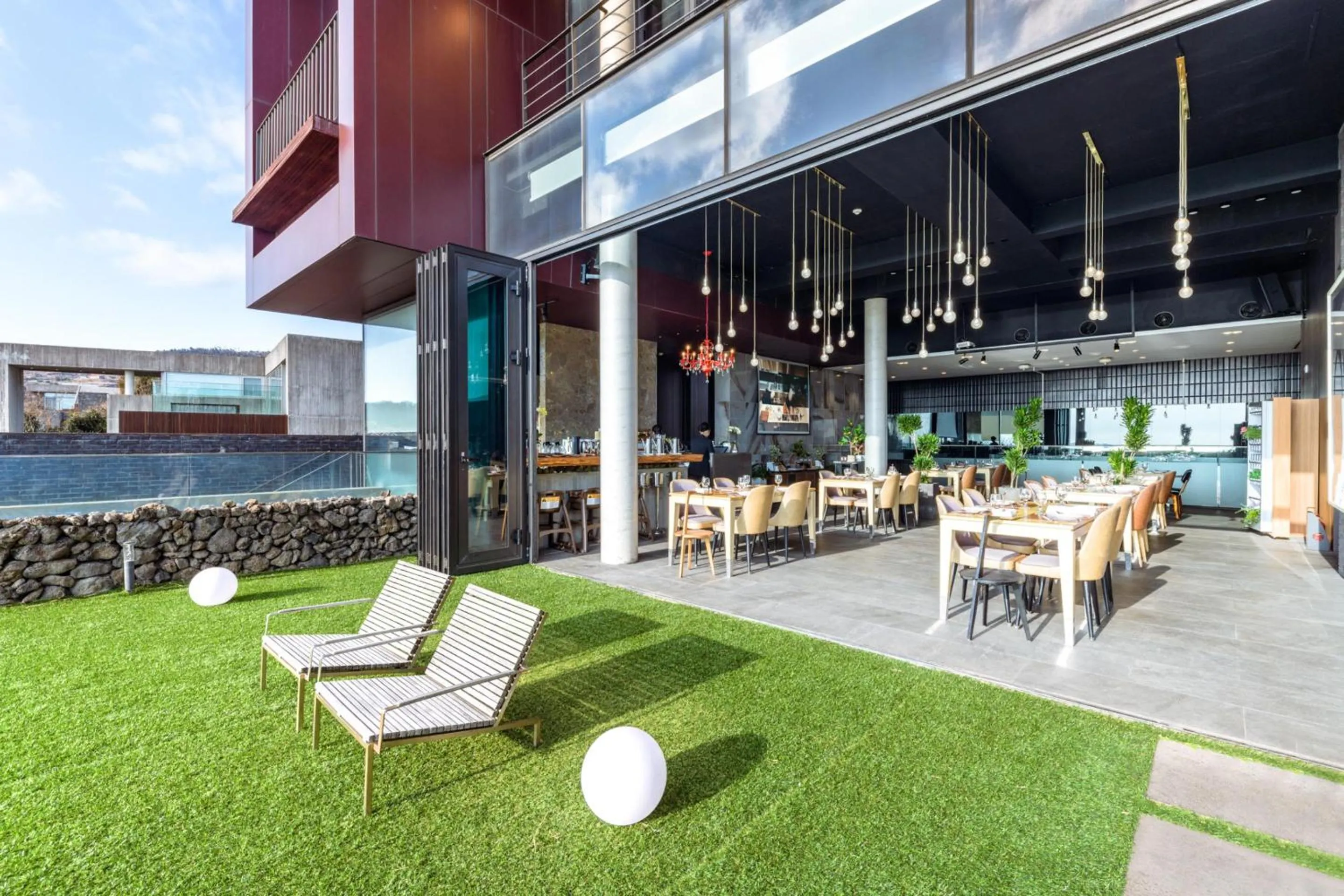 Restaurant/places to eat in Bayhill Pool & Villa