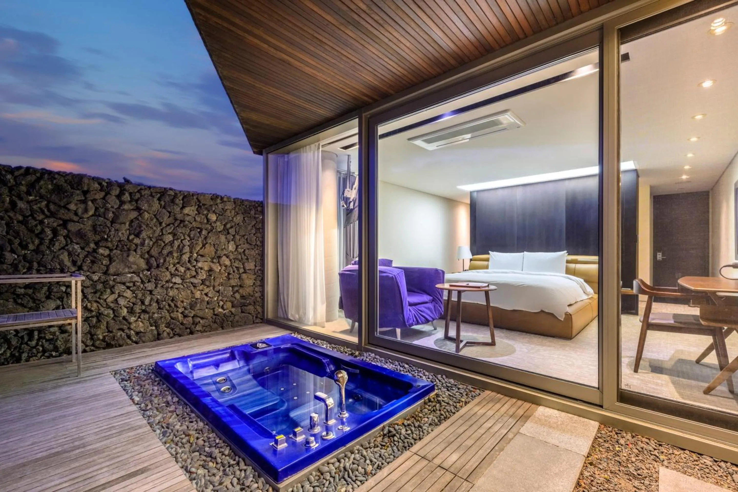 Balcony/Terrace, Bed in Bayhill Pool & Villa