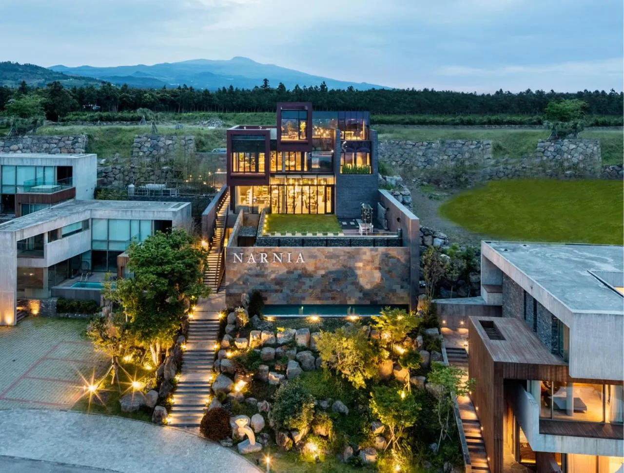 Restaurant/places to eat in Bayhill Pool & Villa