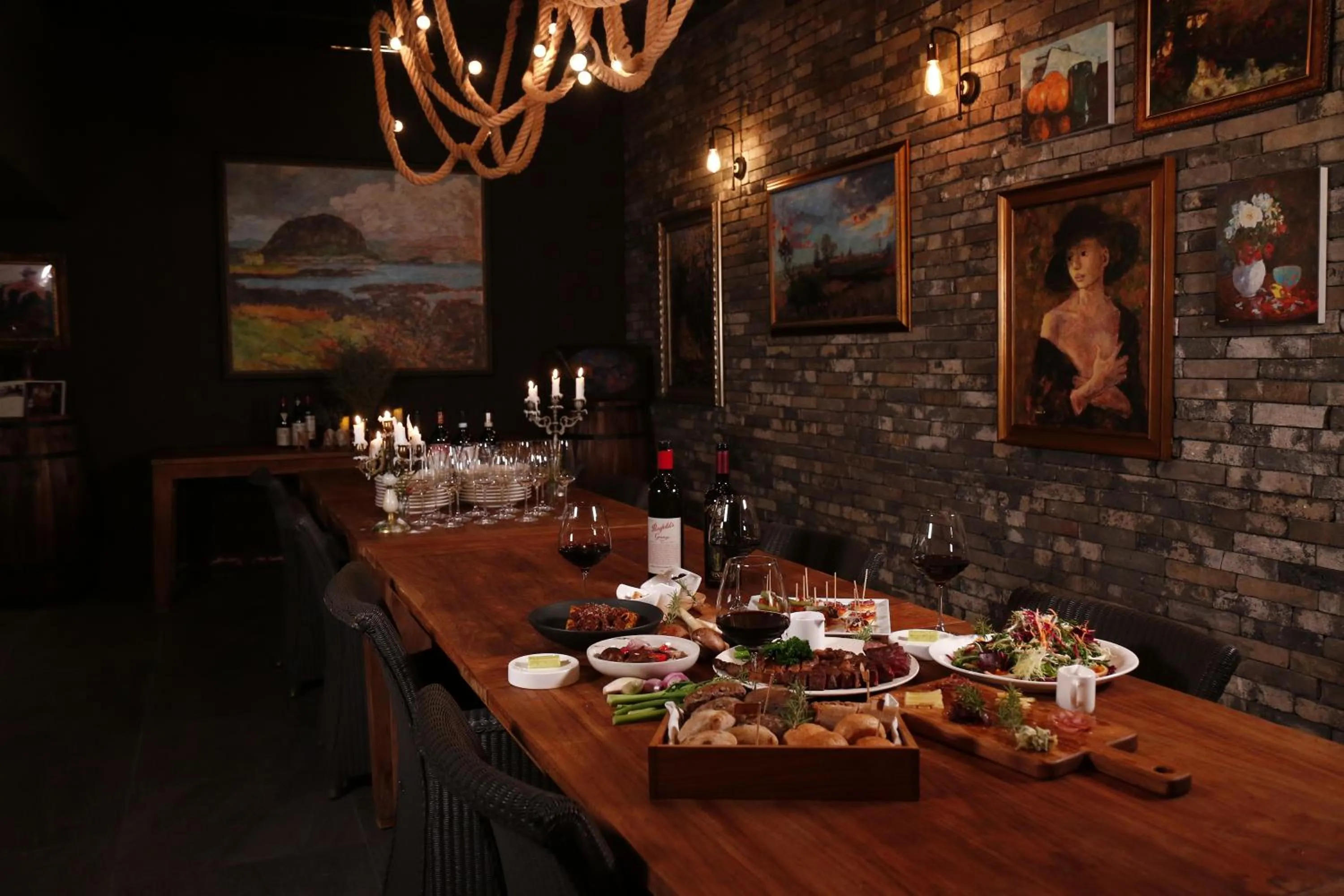 Restaurant/places to eat in Bayhill Pool & Villa