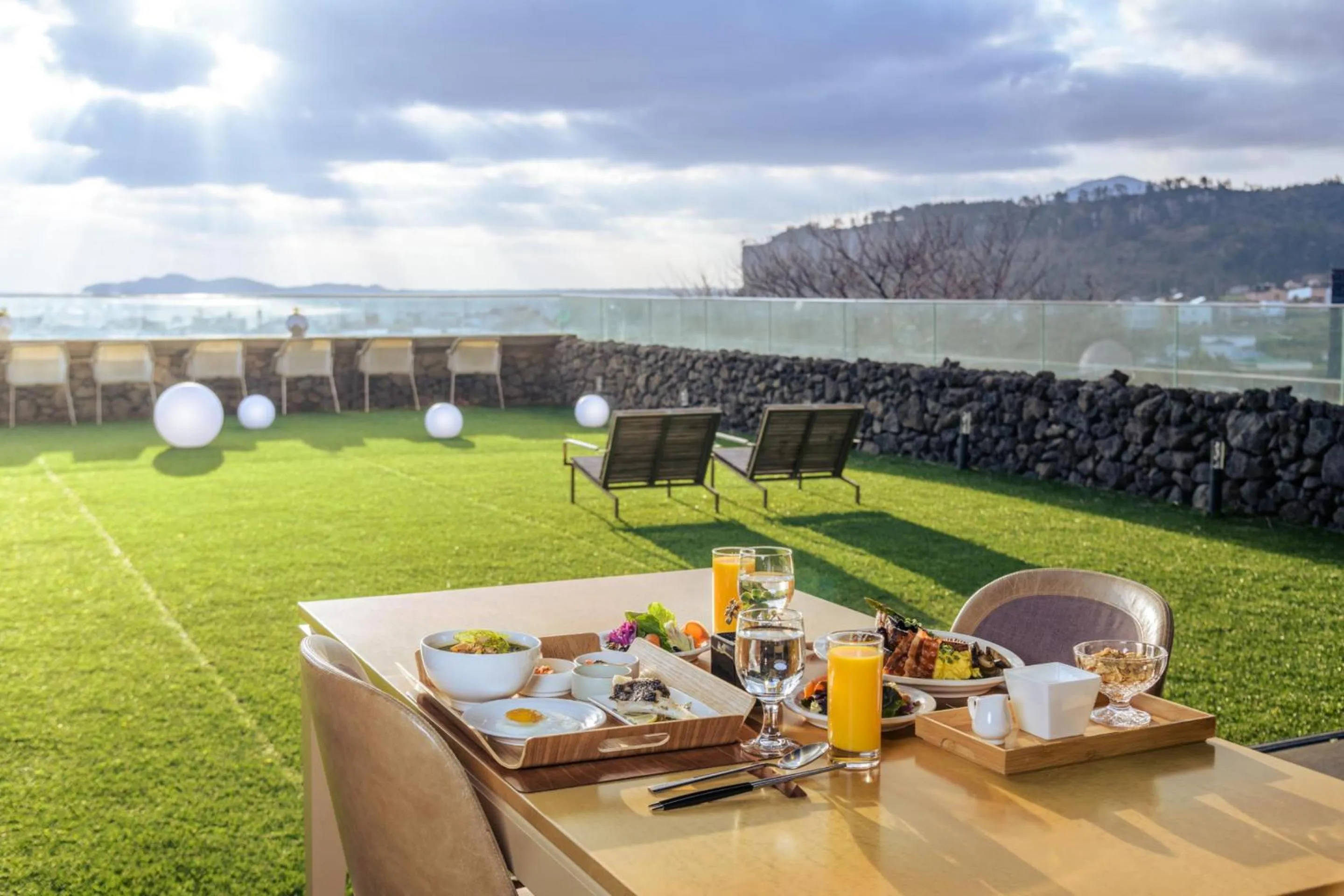 Restaurant/places to eat in Bayhill Pool & Villa