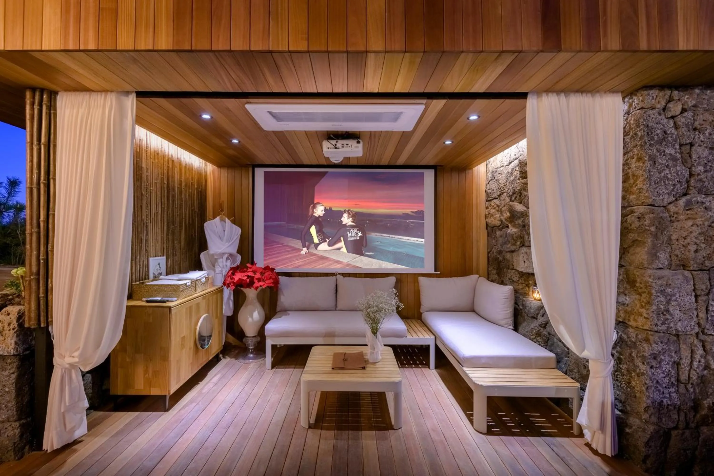 TV and multimedia in Bayhill Pool & Villa