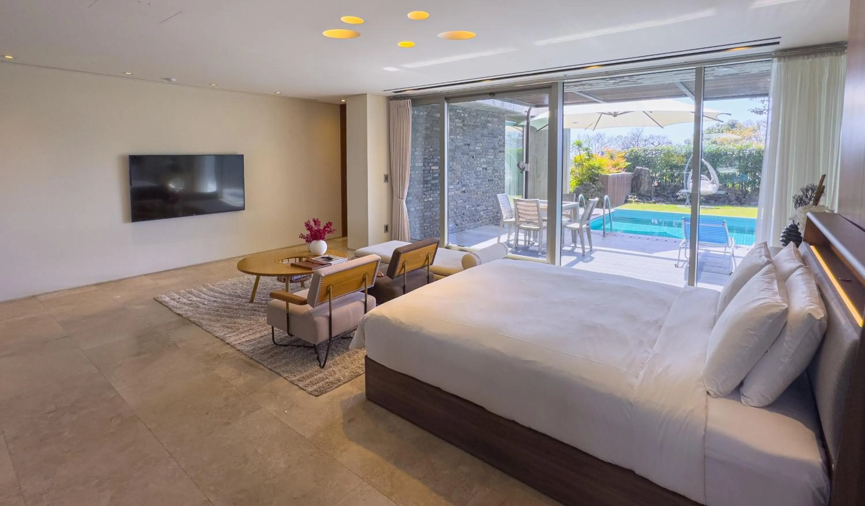 TV and multimedia, Bed in Bayhill Pool & Villa
