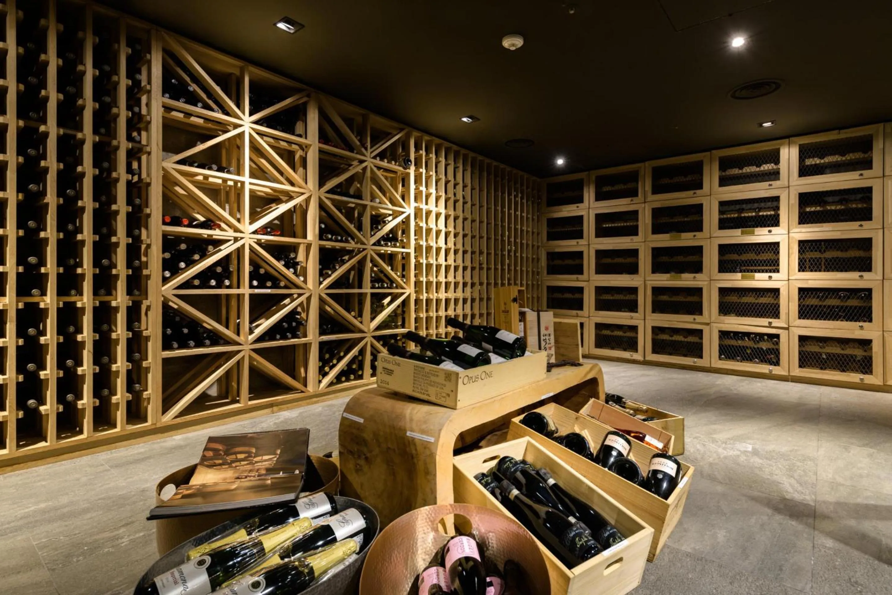 Restaurant/places to eat in Bayhill Pool & Villa