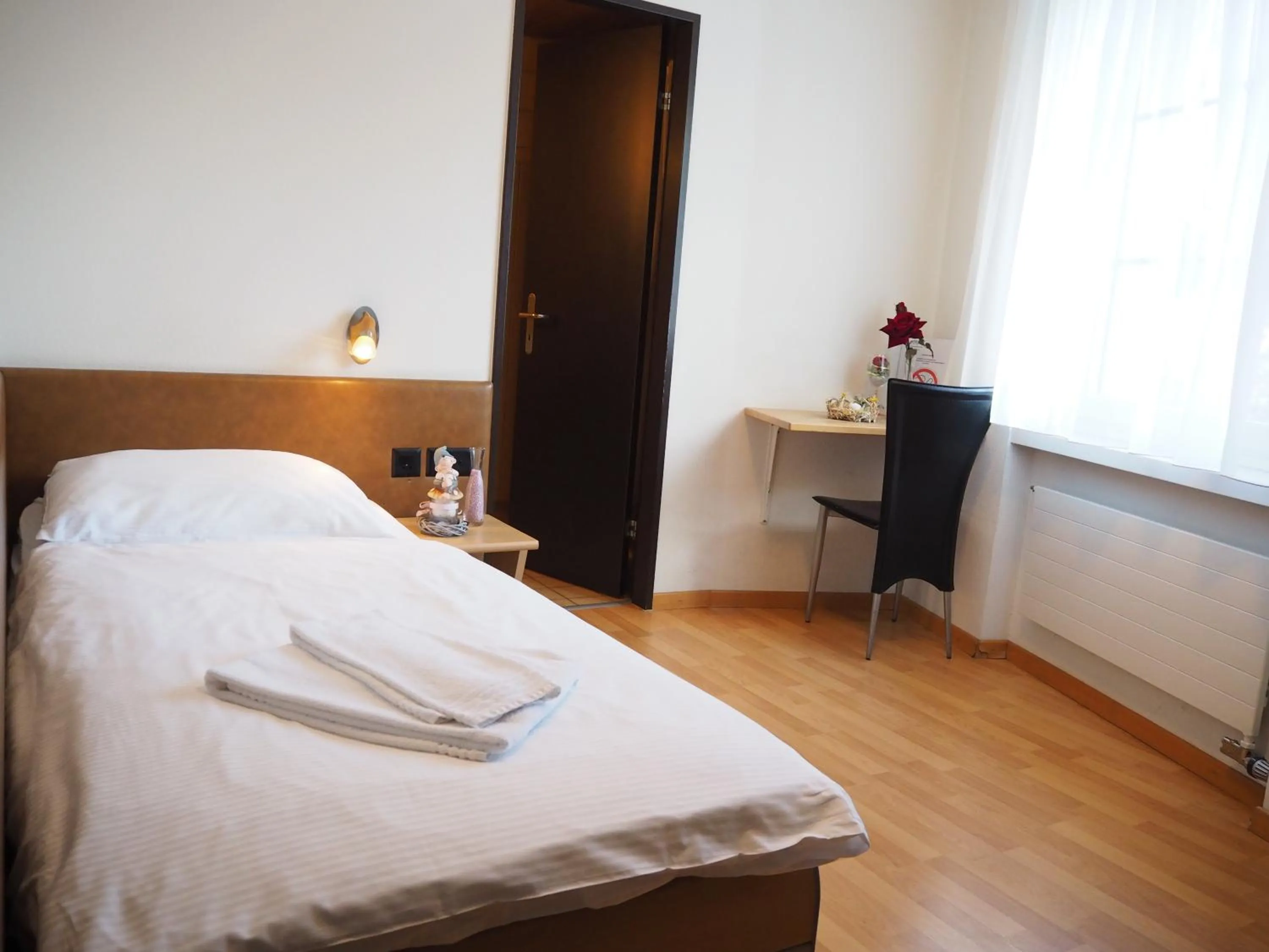 Toilet, Bed in Hotel Stadthof Glarus