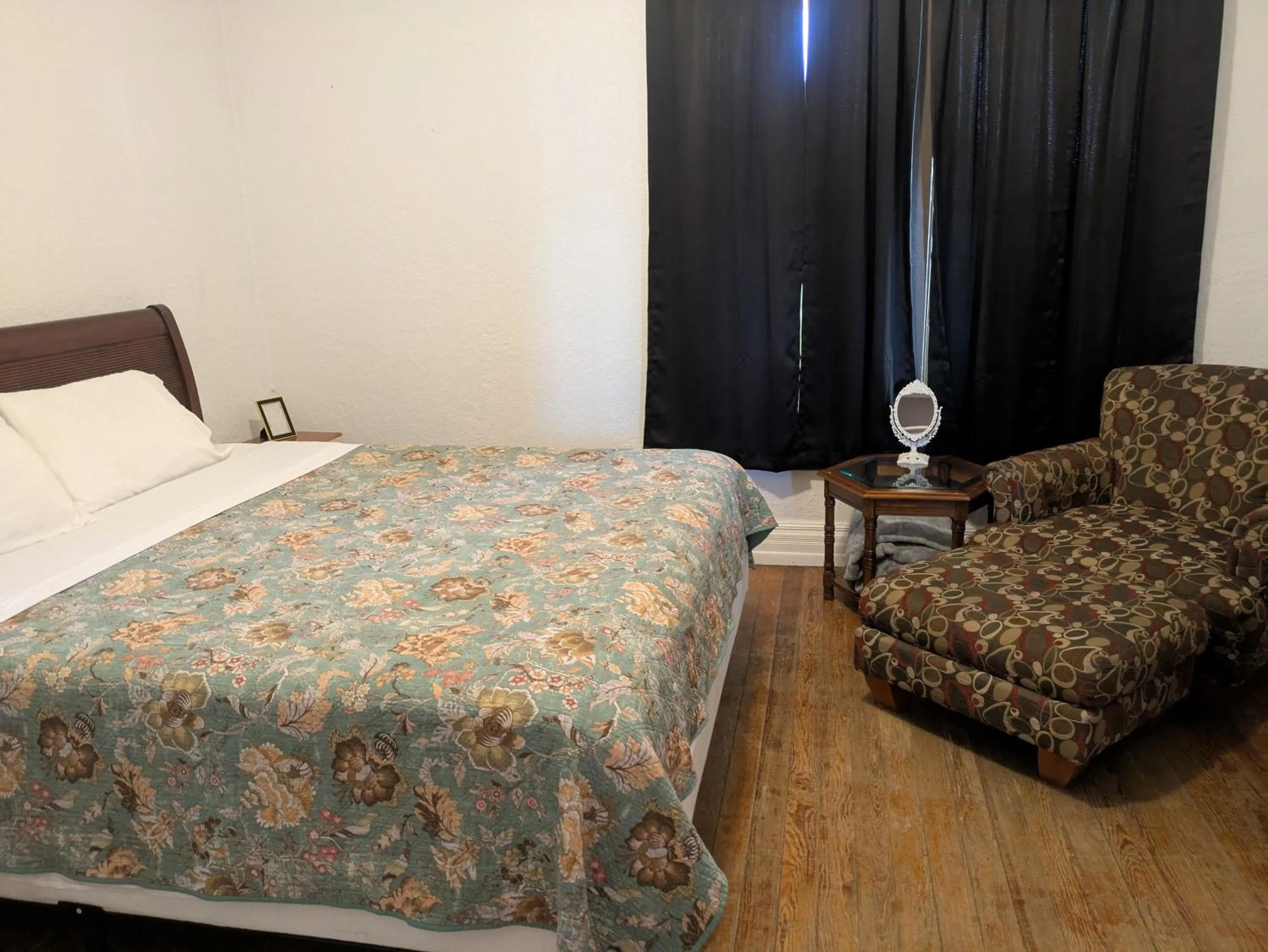 Bed in The Oliver House - Adults Only