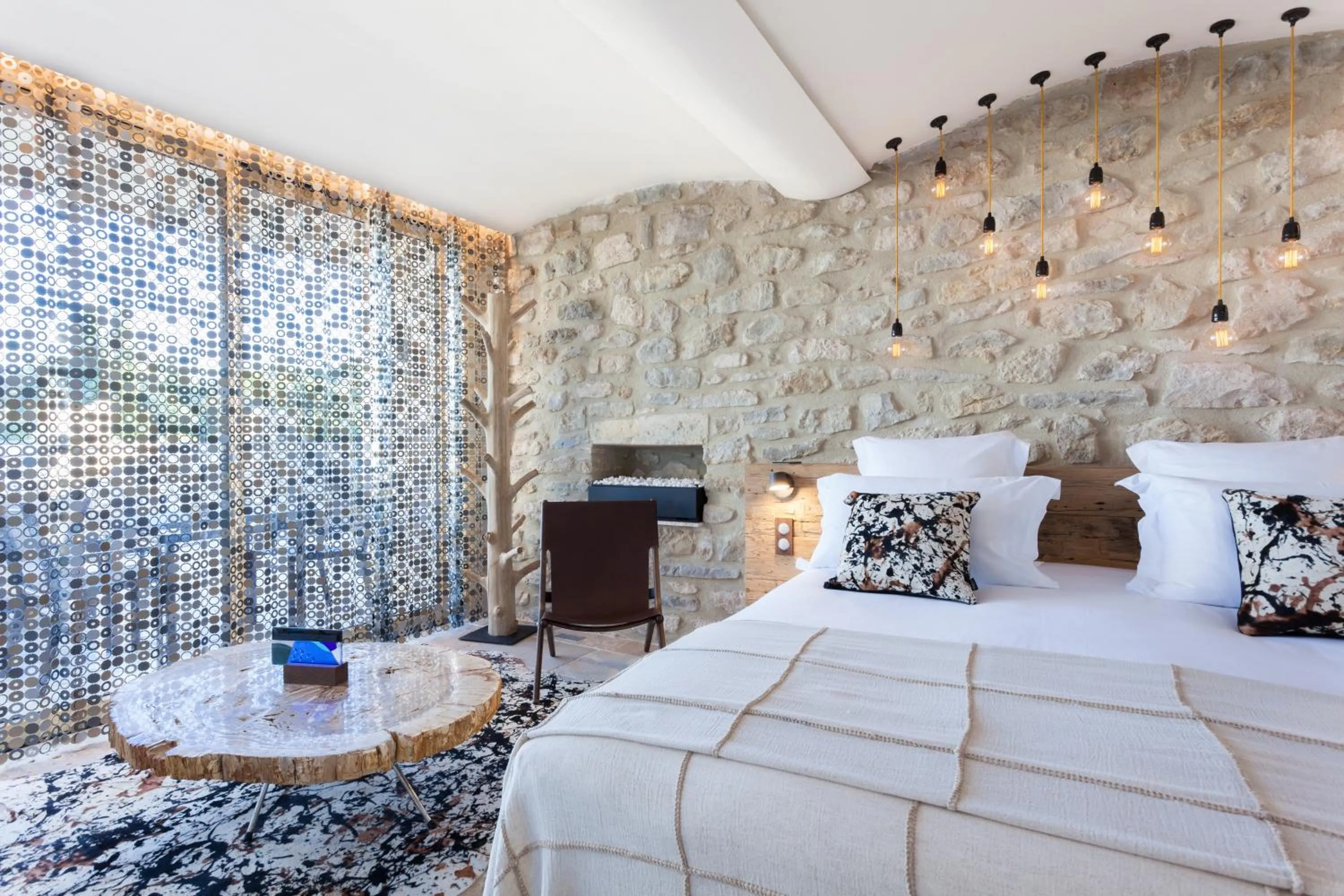 Bedroom, Bed in La Maison du Passage - Chambres - Suites premium, Spa, Piscine et Restaurant