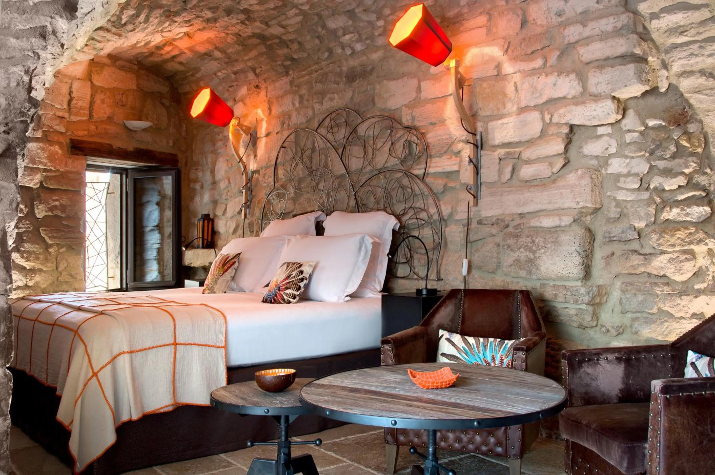 Bedroom, Bed in La Maison du Passage - Chambres - Suites premium, Spa, Piscine et Restaurant