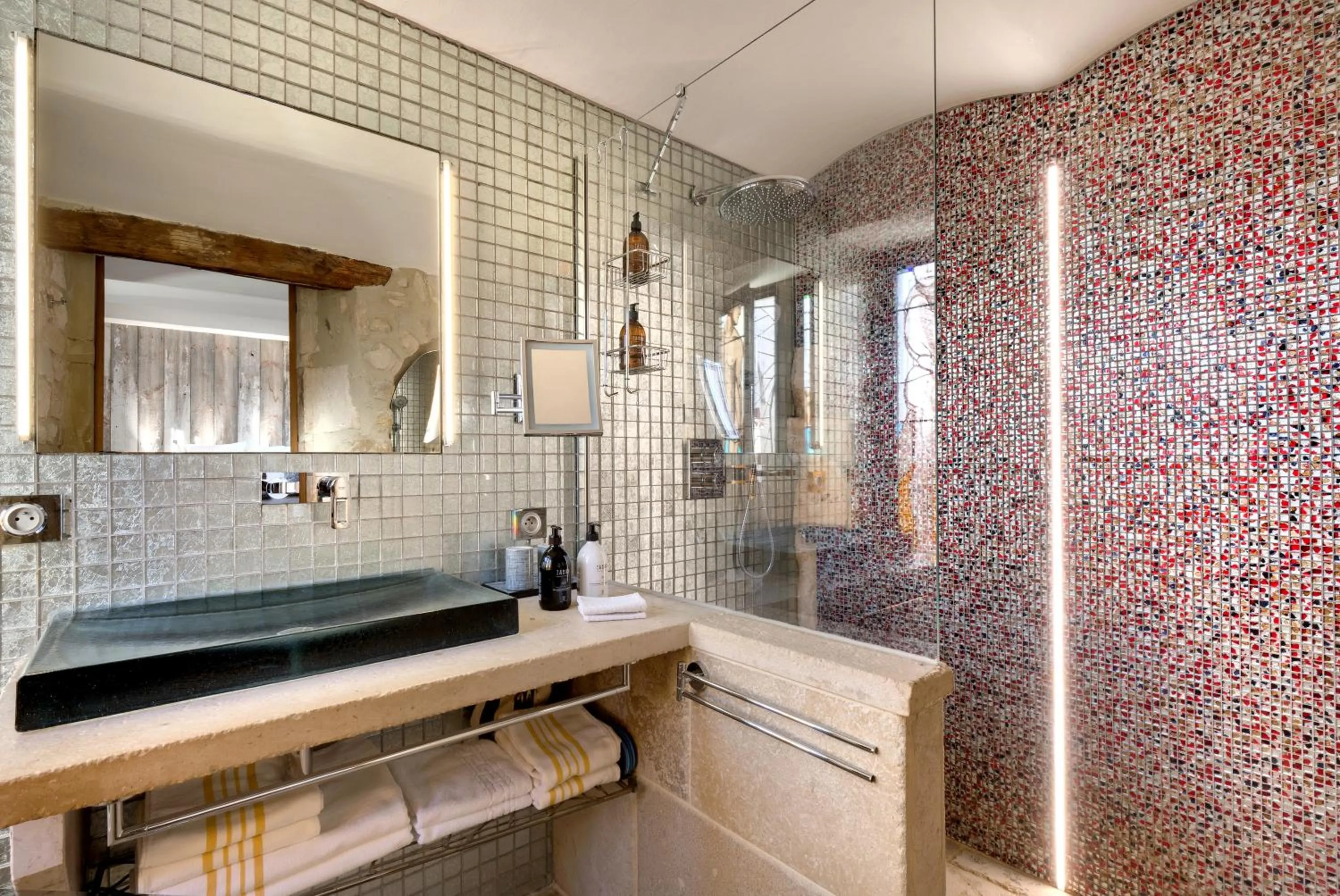 Shower in La Maison du Passage - Chambres - Suites premium, Spa, Piscine et Restaurant