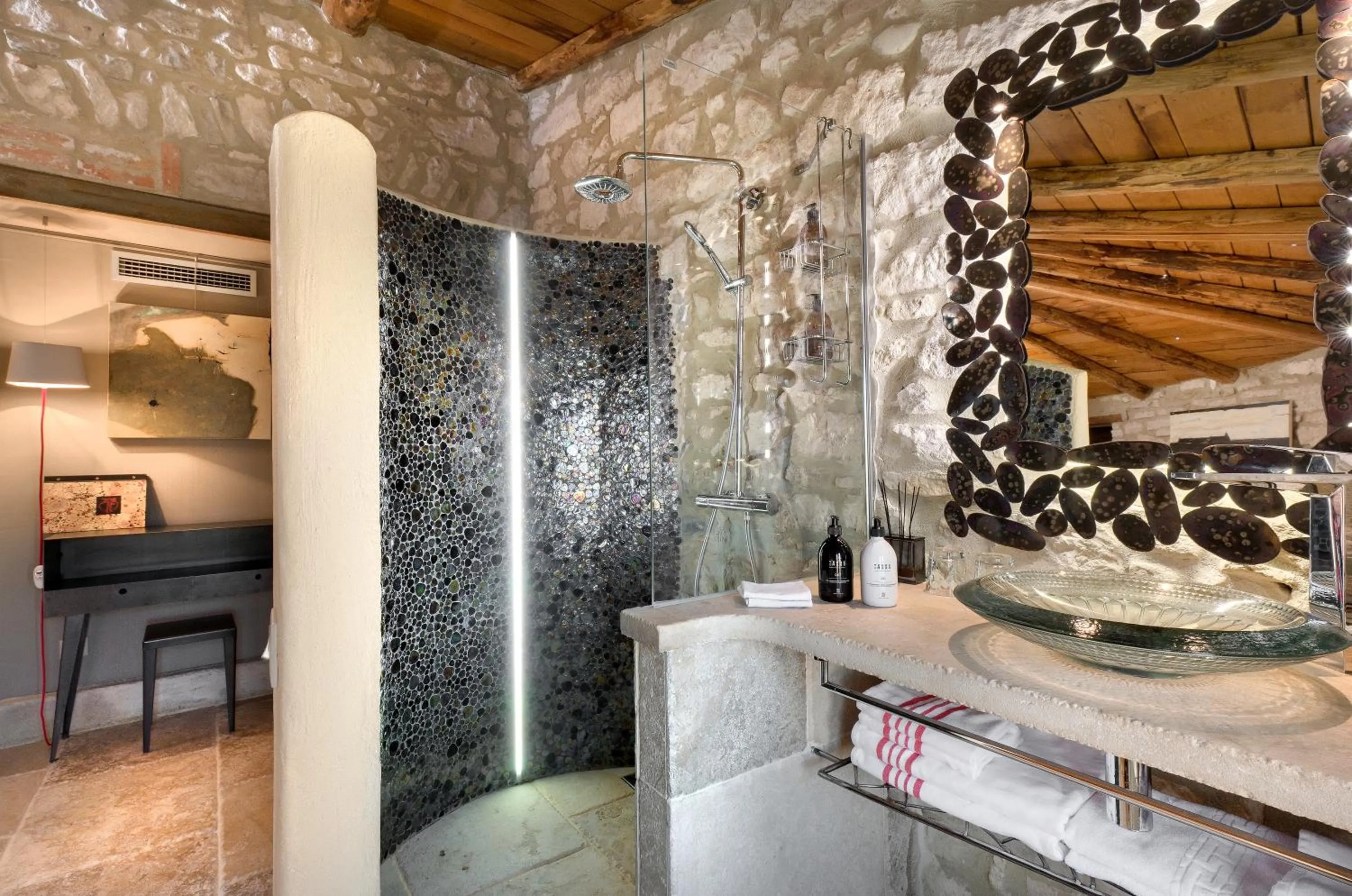 Shower in La Maison du Passage - Chambres - Suites premium, Spa, Piscine et Restaurant