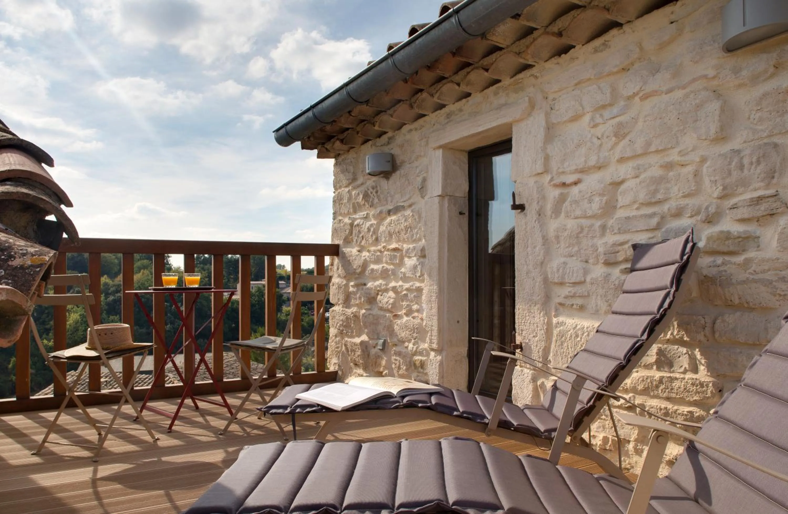 Patio in La Maison du Passage - Chambres - Suites premium, Spa, Piscine et Restaurant