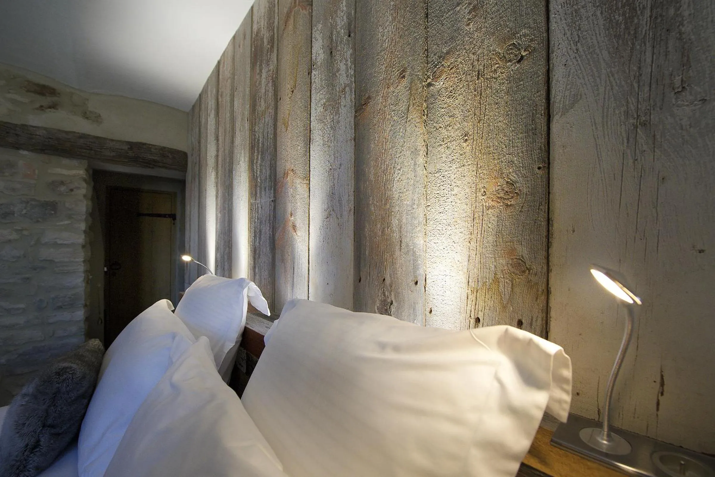 Bed in La Maison du Passage - Chambres - Suites premium, Spa, Piscine et Restaurant