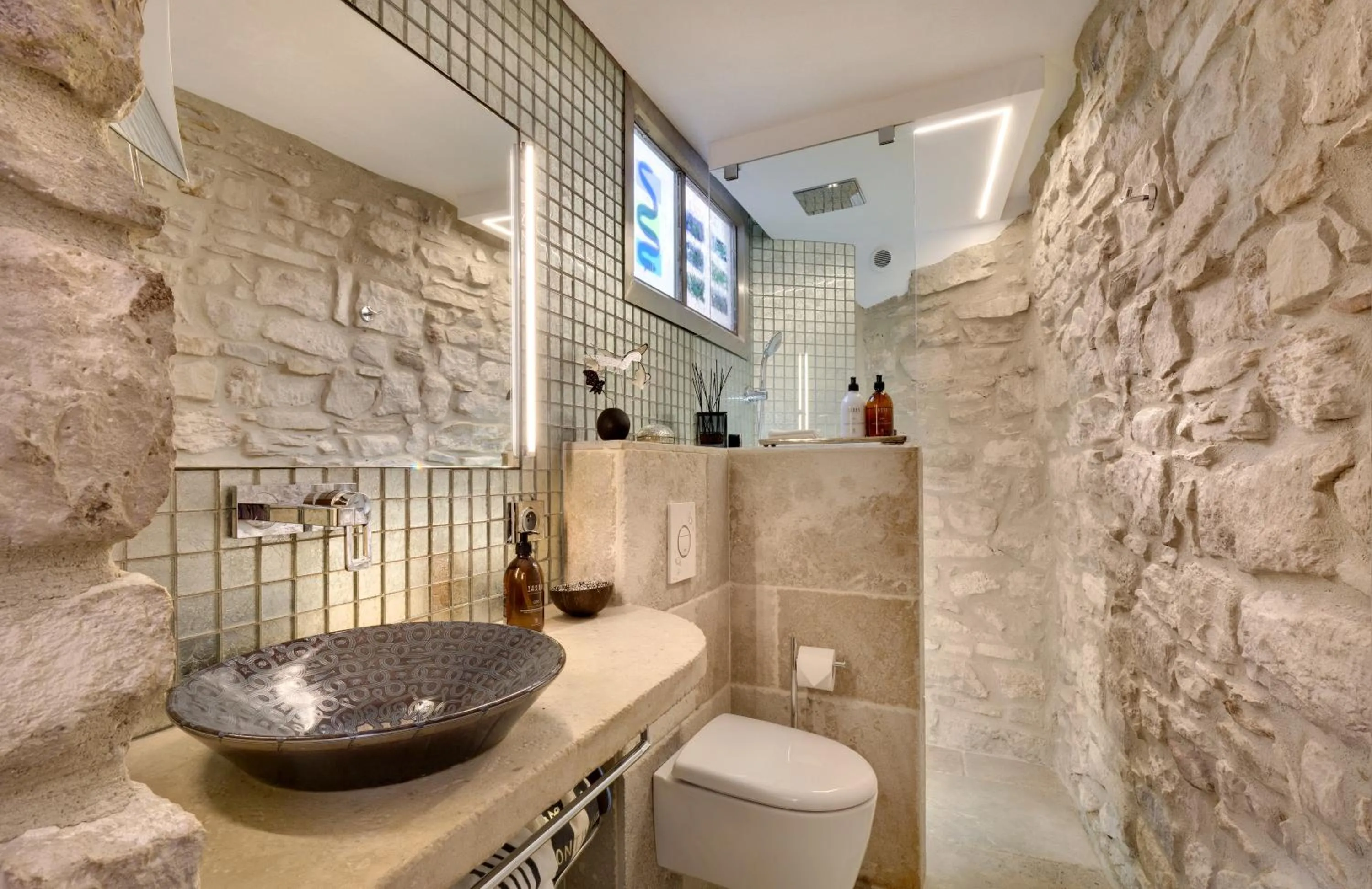 Bathroom in La Maison du Passage - Chambres - Suites premium, Spa, Piscine et Restaurant