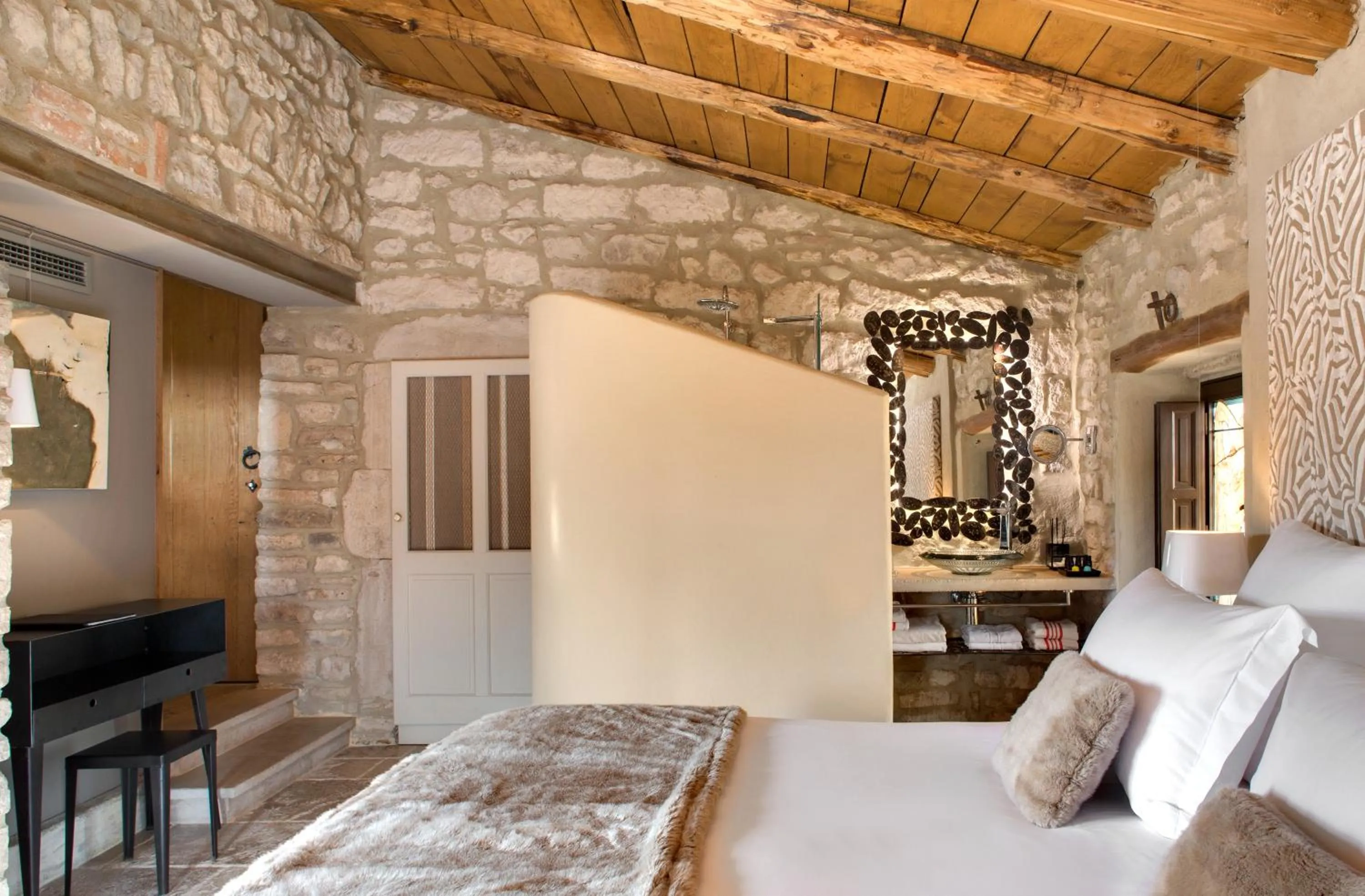 Photo of the whole room, Bed in La Maison du Passage - Chambres - Suites premium, Spa, Piscine et Restaurant