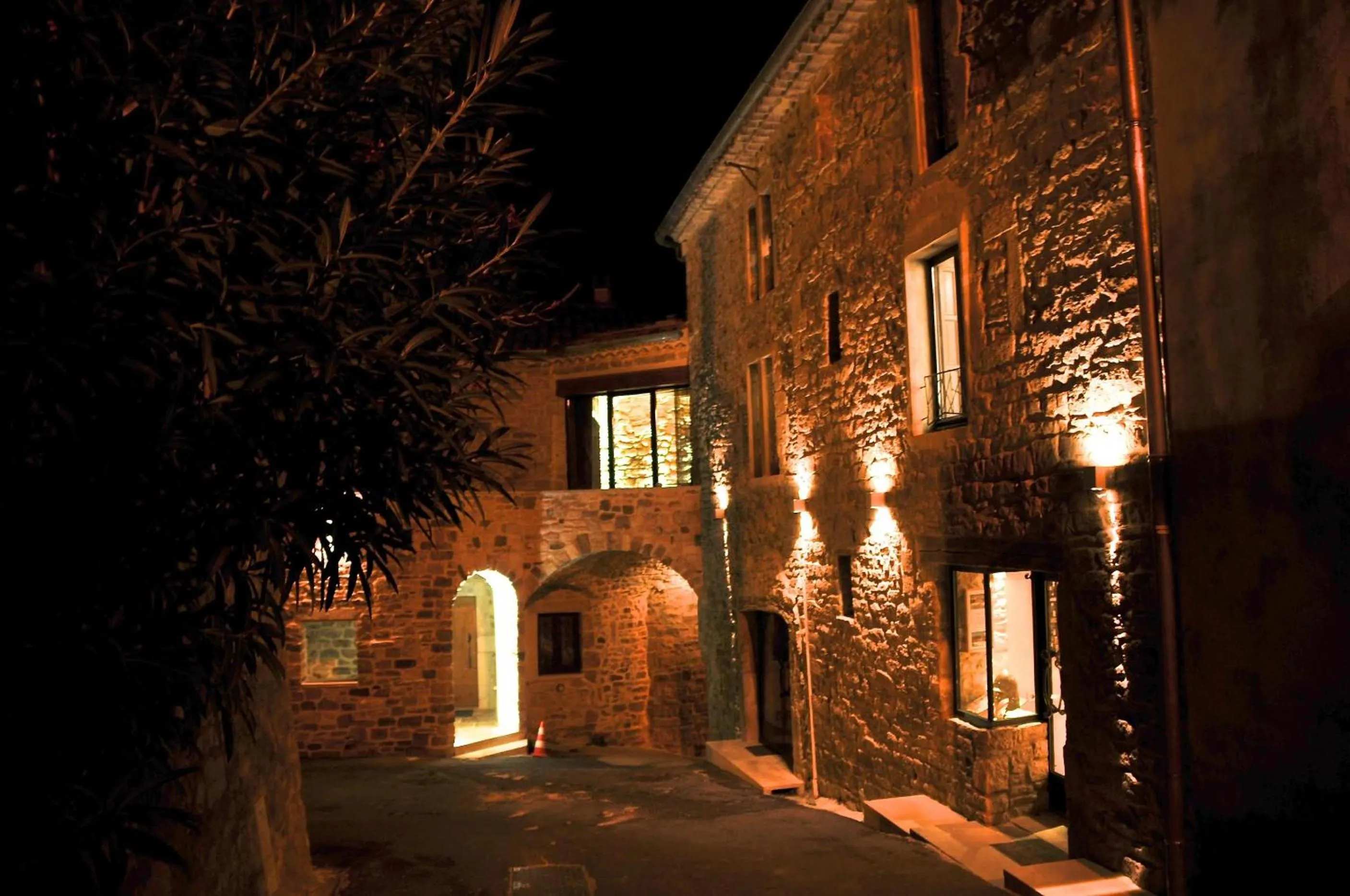 Street view in La Maison du Passage - Chambres - Suites premium, Spa, Piscine et Restaurant