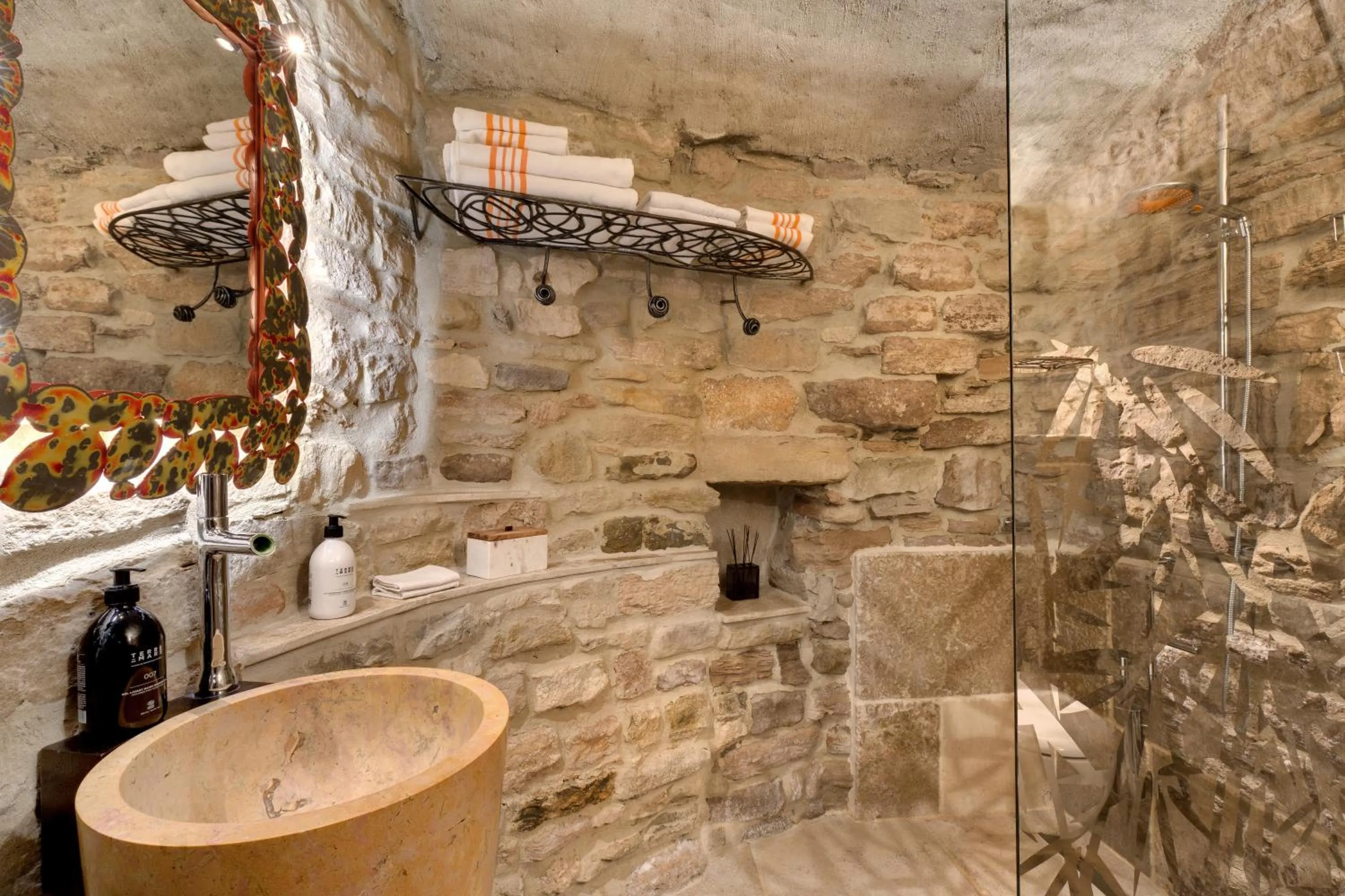 Shower in La Maison du Passage - Chambres - Suites premium, Spa, Piscine et Restaurant