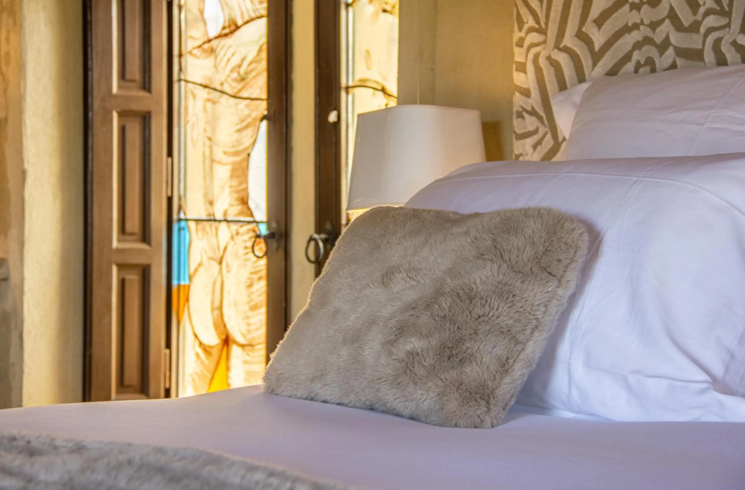 Bed in La Maison du Passage - Chambres - Suites premium, Spa, Piscine et Restaurant