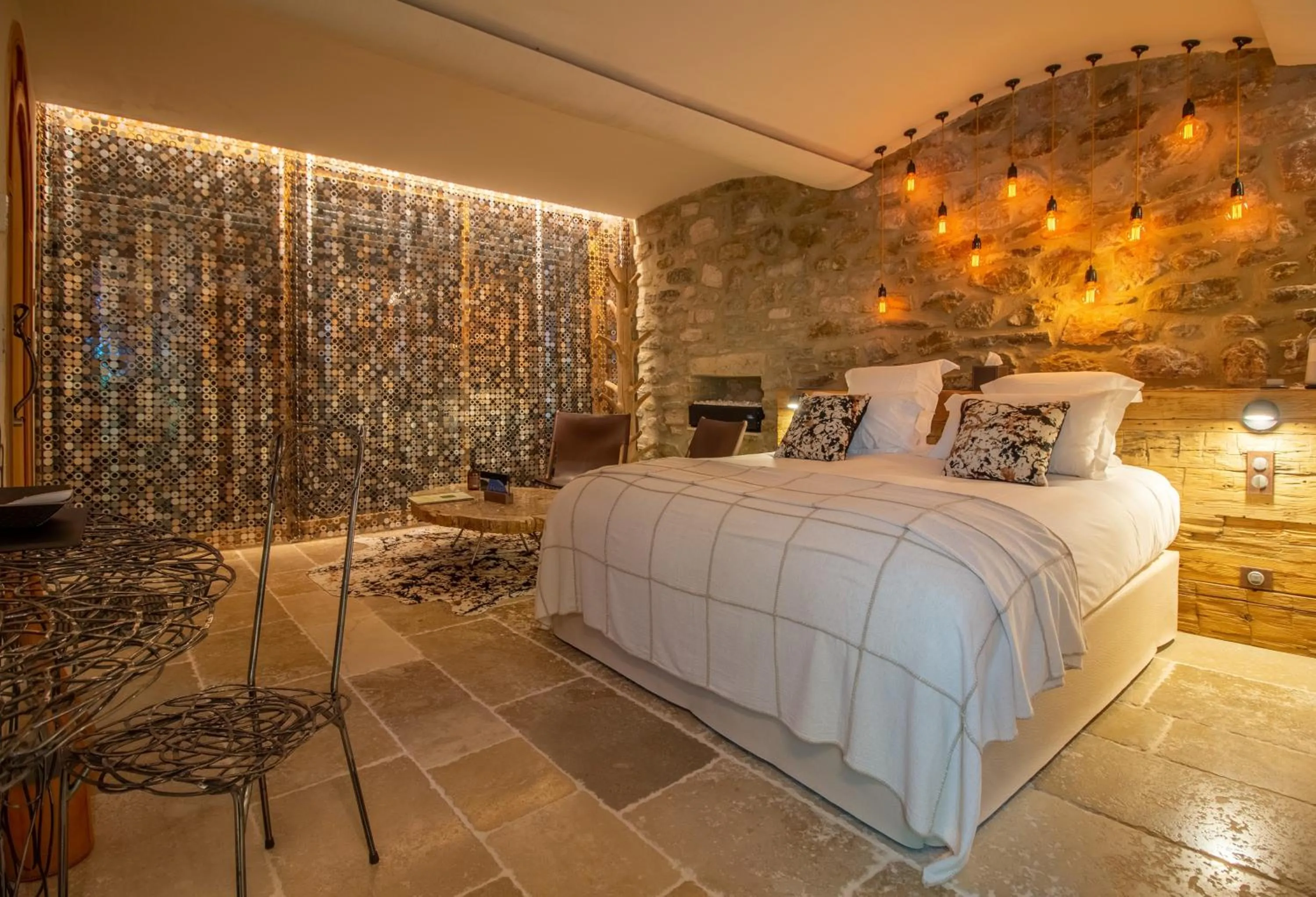 Photo of the whole room, Bed in La Maison du Passage - Chambres - Suites premium, Spa, Piscine et Restaurant