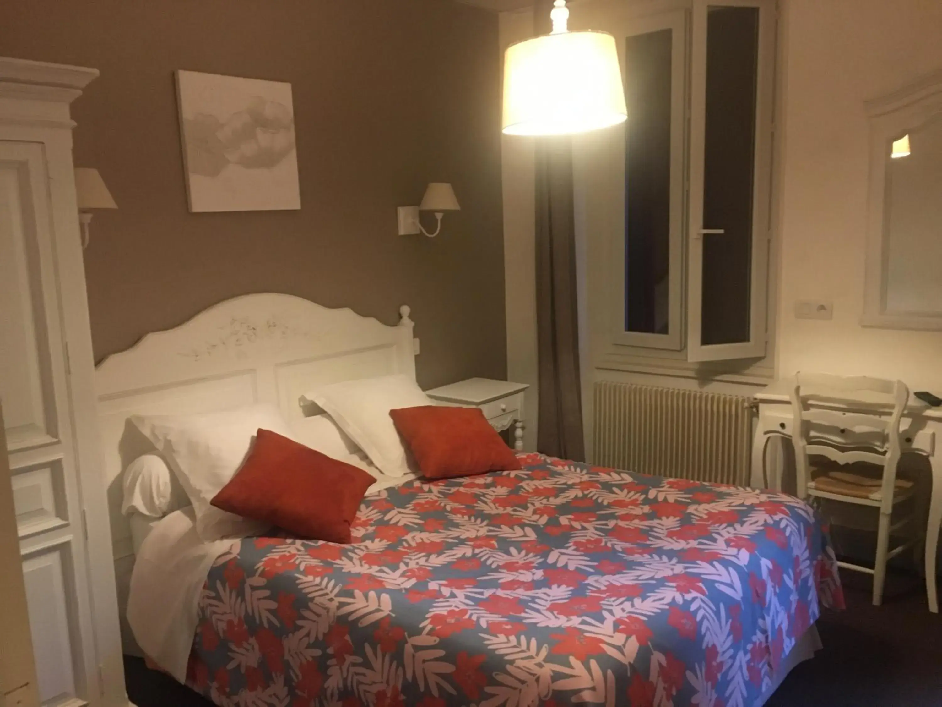 Double Room in HOTEL LES MARRONNIERS Double Room in HOTEL LES MARRONNIERS