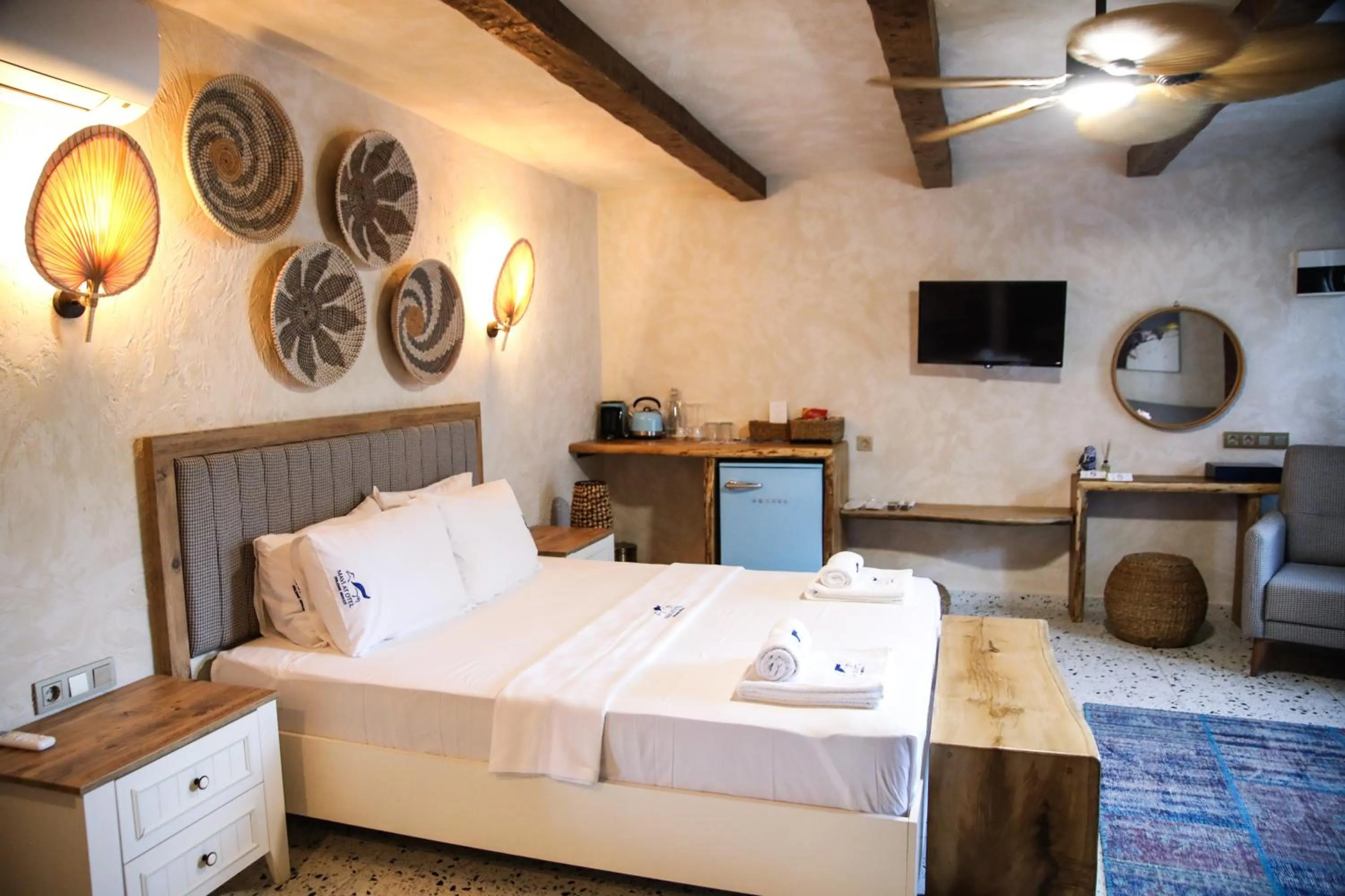 Communal lounge/ TV room, Bed in MAVİ AT HOTEL Blue Horse