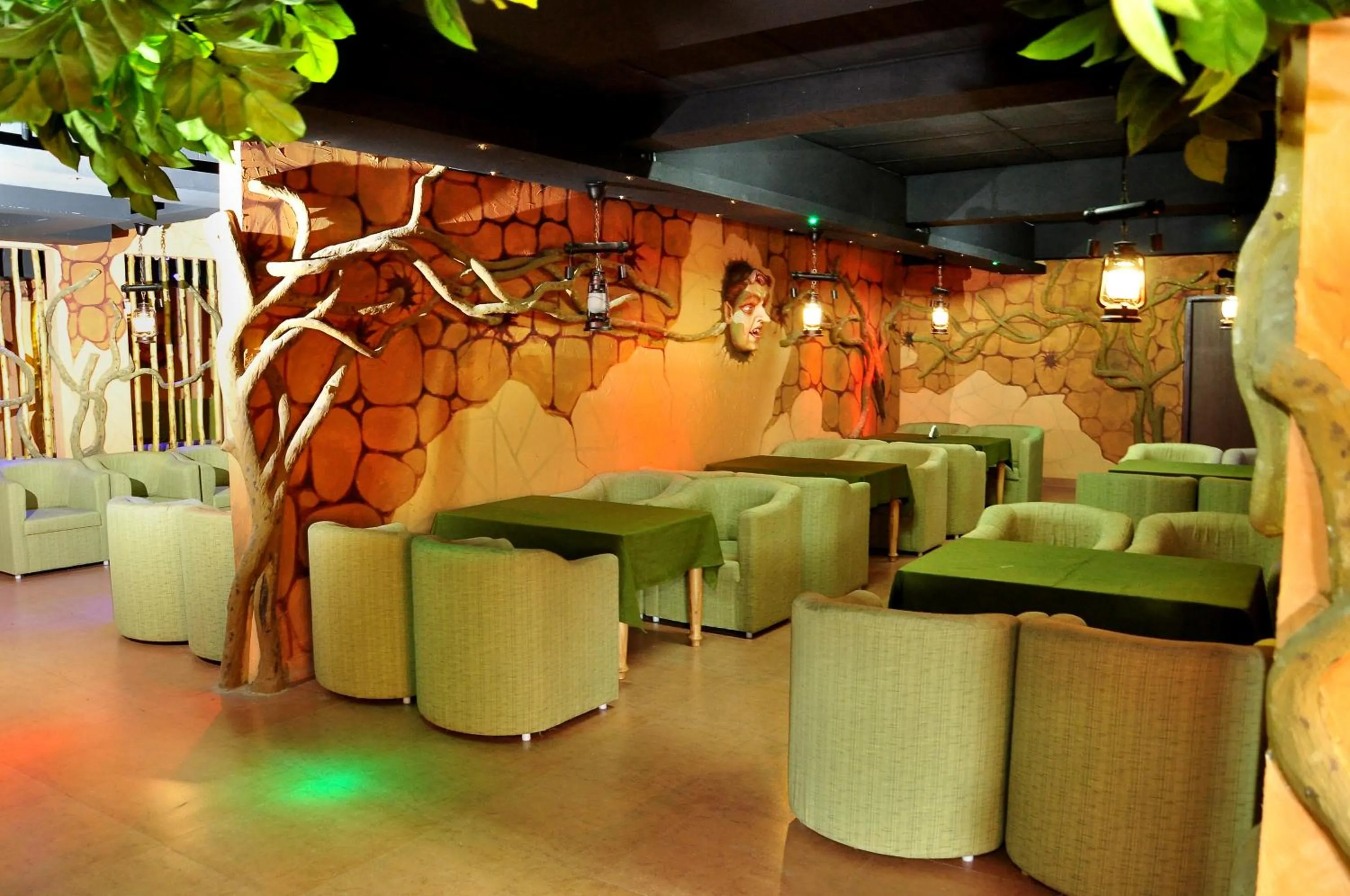 Restaurant/places to eat in Hotel Sky Pearl