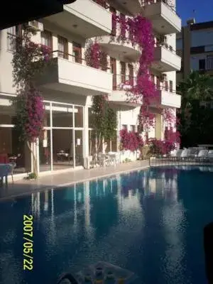 Swimming Pool in The S Aparts & Suites Hotel
