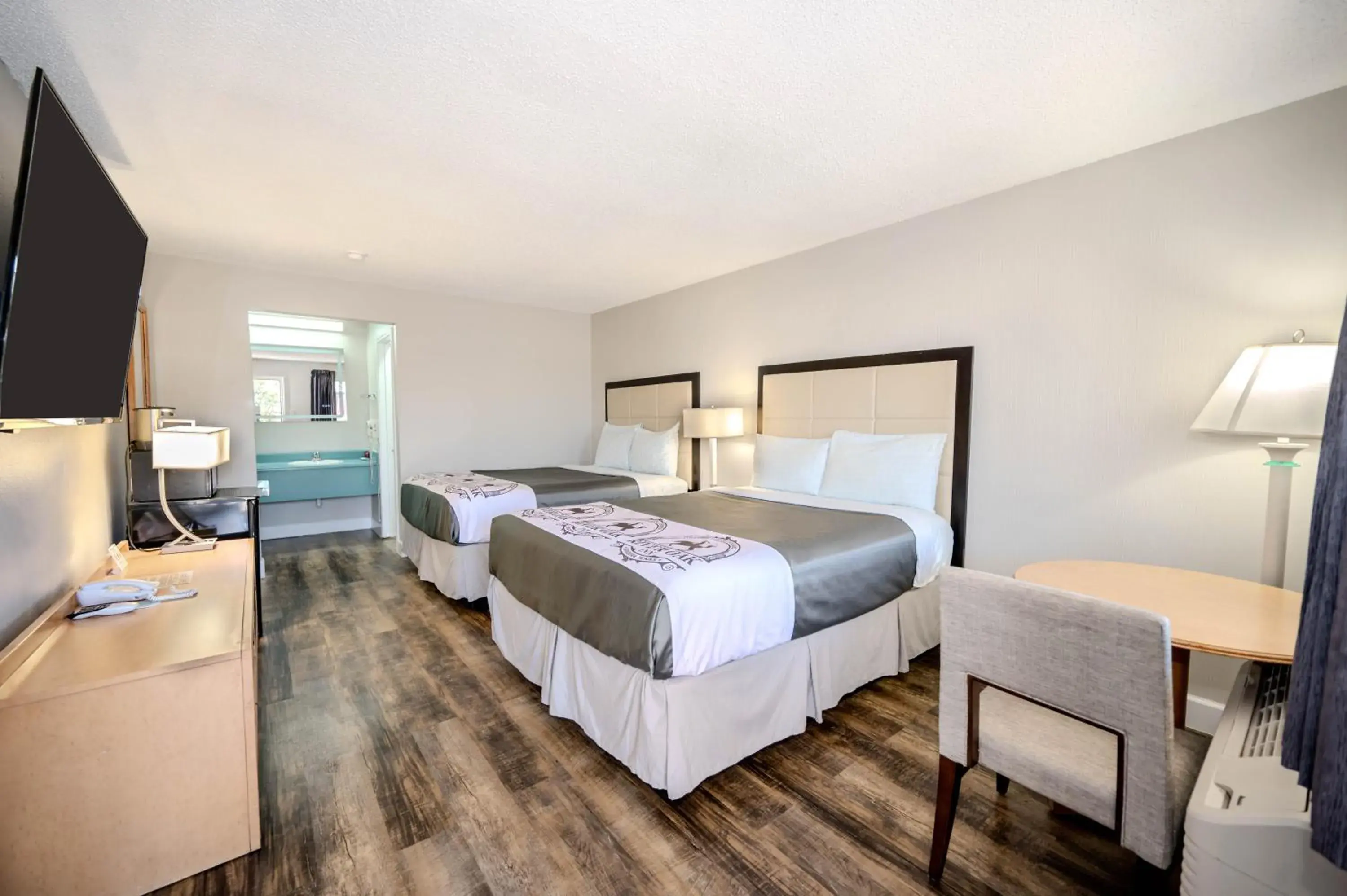 Photo of the whole room, Bed in RIVER OAK INN Photo of the whole room, Bed in RIVER OAK INN