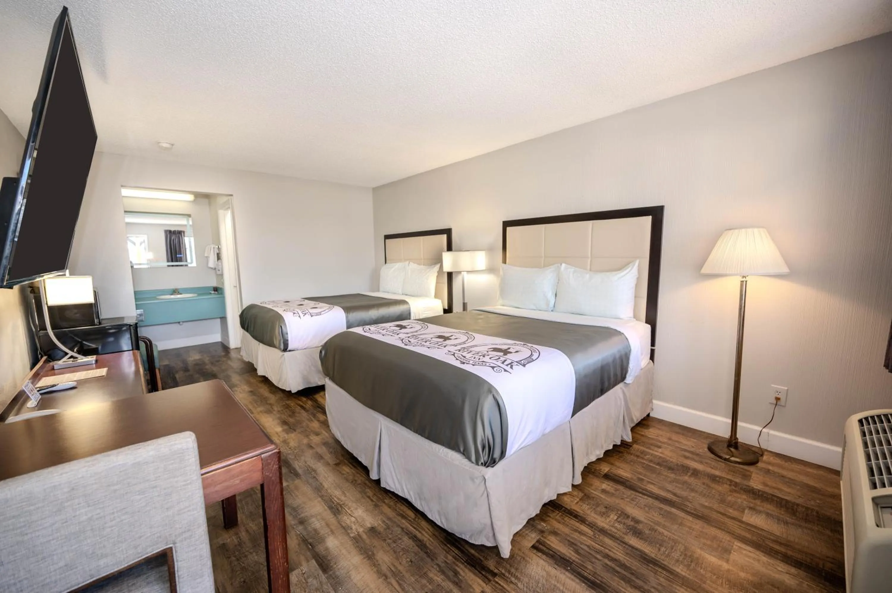 Photo of the whole room, Bed in RIVER OAK INN