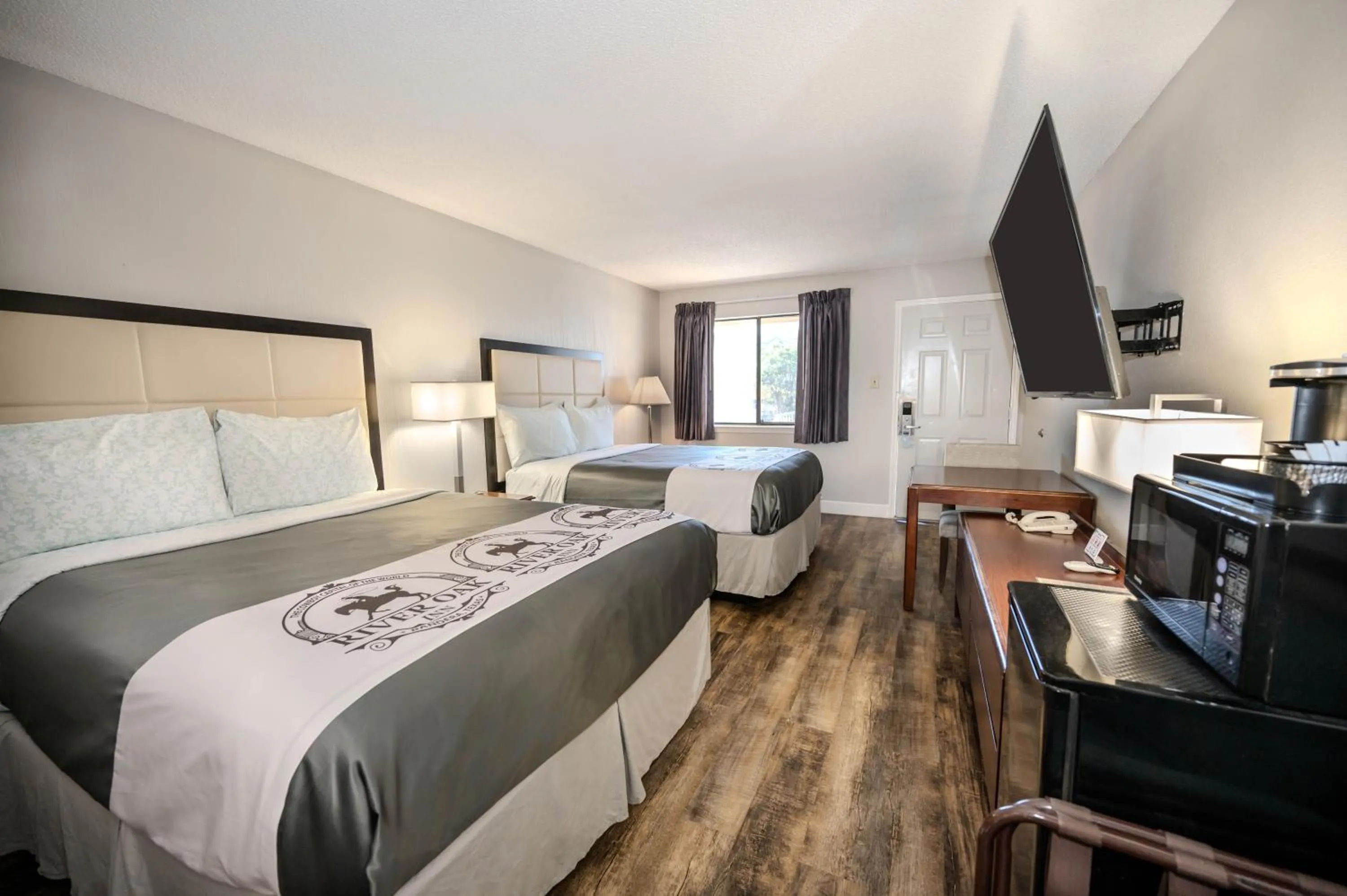 Photo of the whole room, Bed in RIVER OAK INN