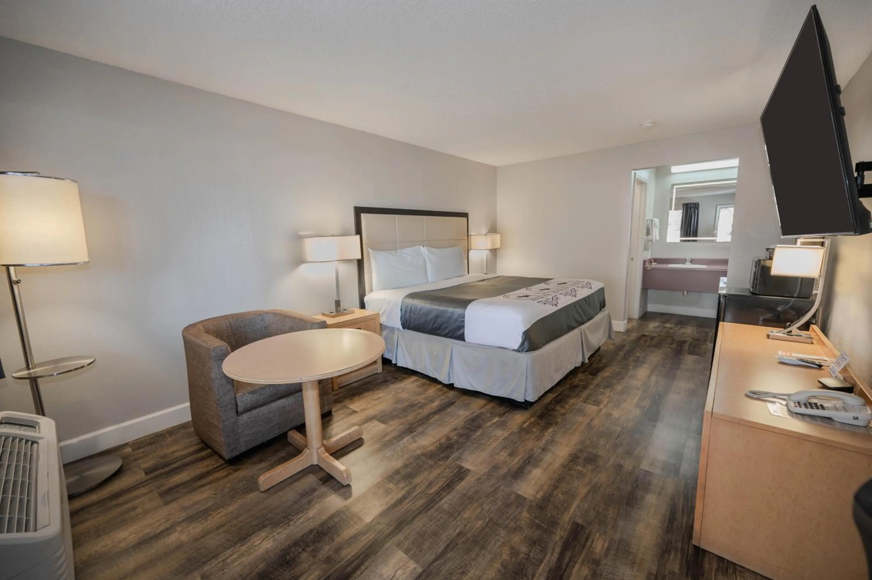 Photo of the whole room, Bed in RIVER OAK INN