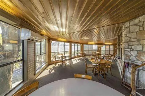 Restaurant/places to eat in RIVER OAK INN