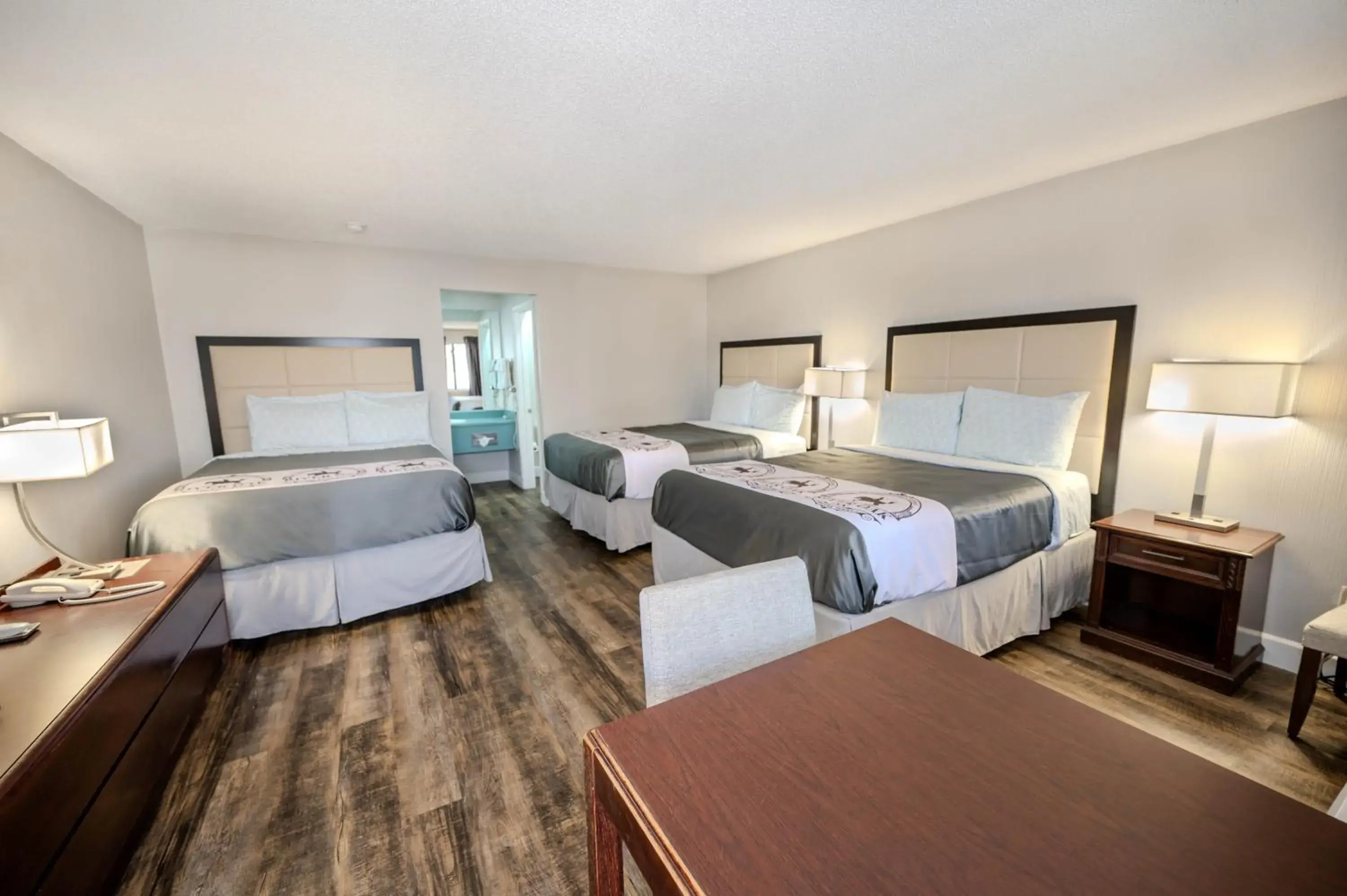 Photo of the whole room, Bed in RIVER OAK INN Photo of the whole room, Bed in RIVER OAK INN