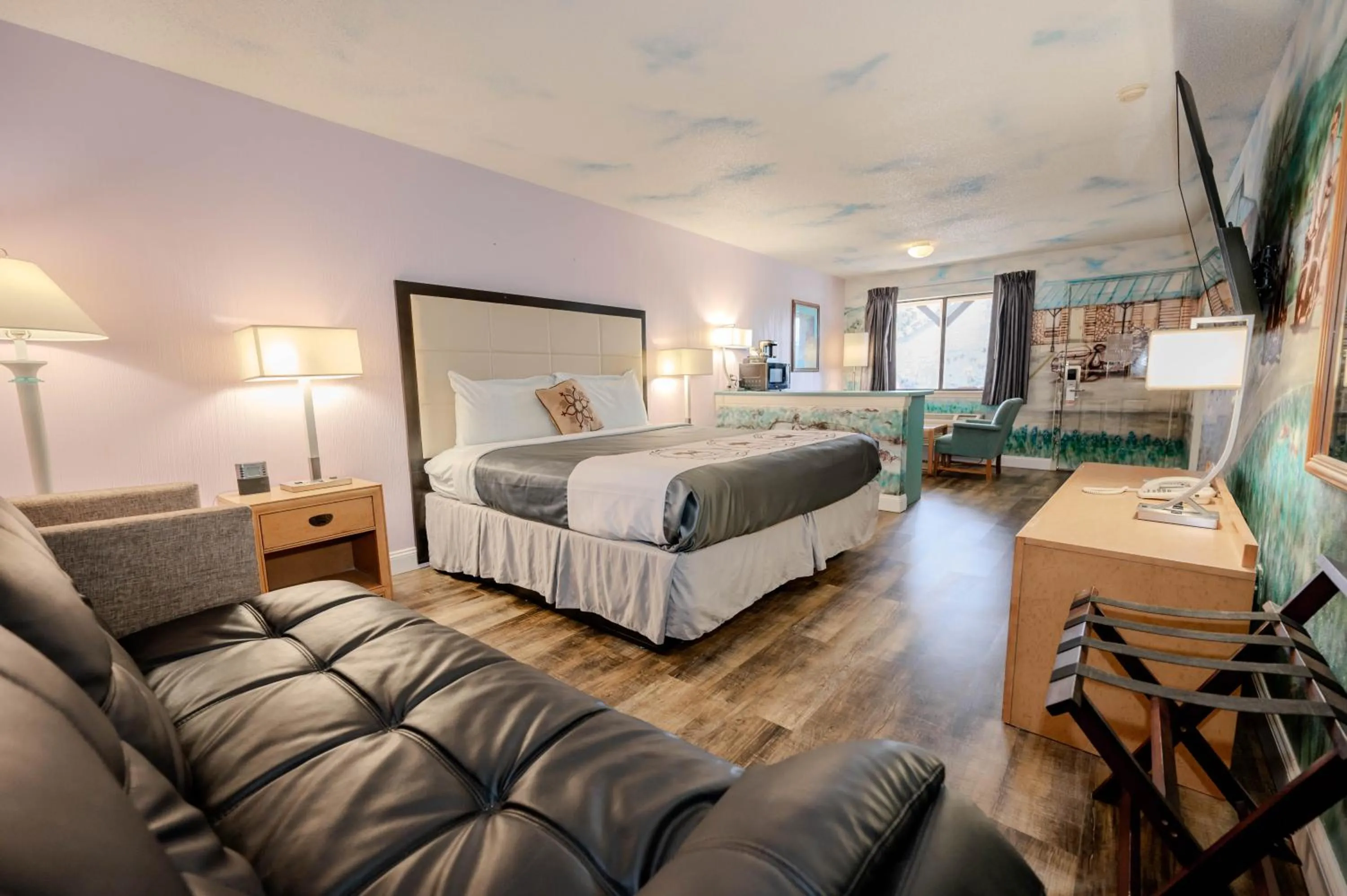 Photo of the whole room, Bed in RIVER OAK INN