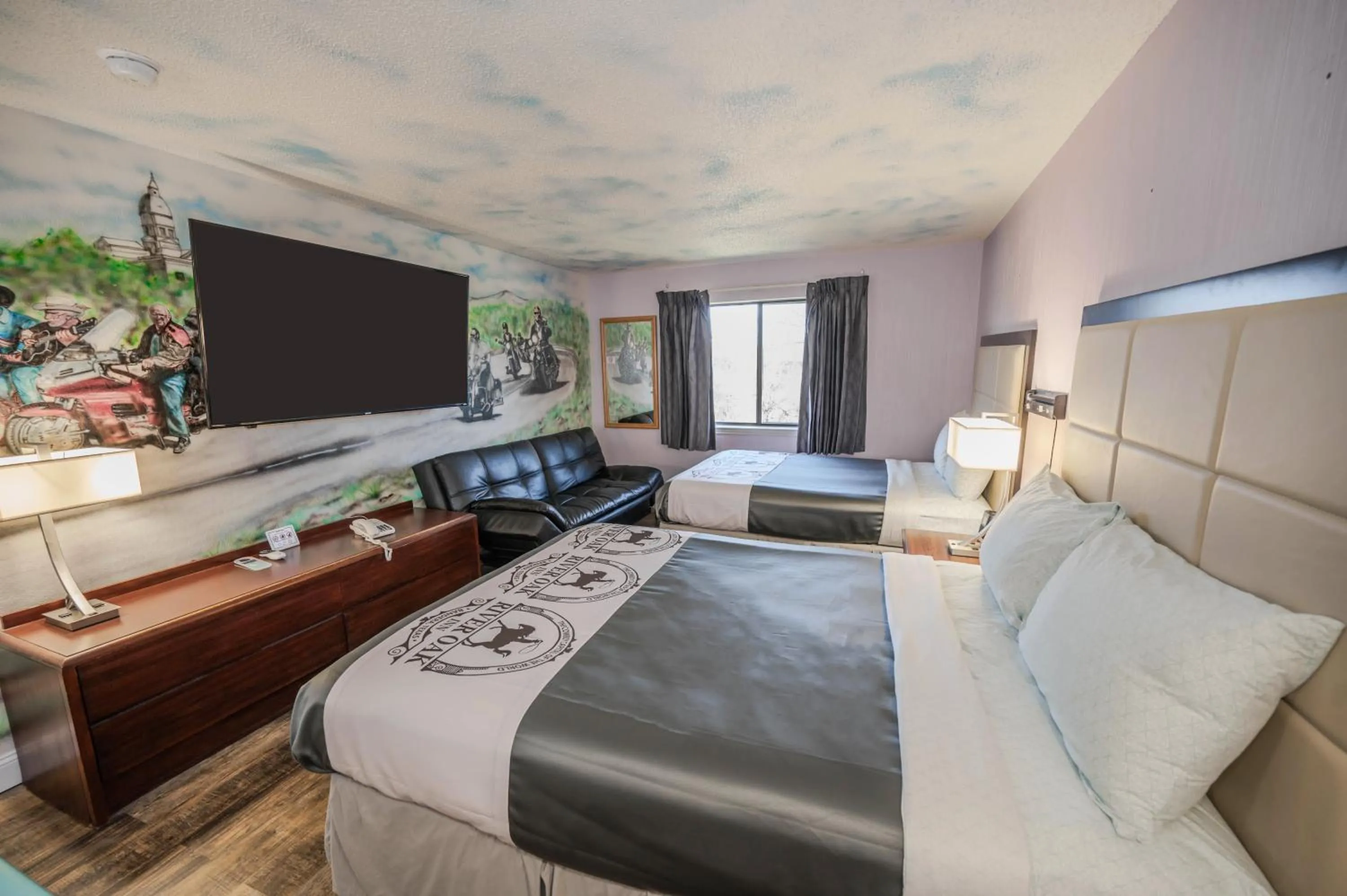 Photo of the whole room, Bed in RIVER OAK INN