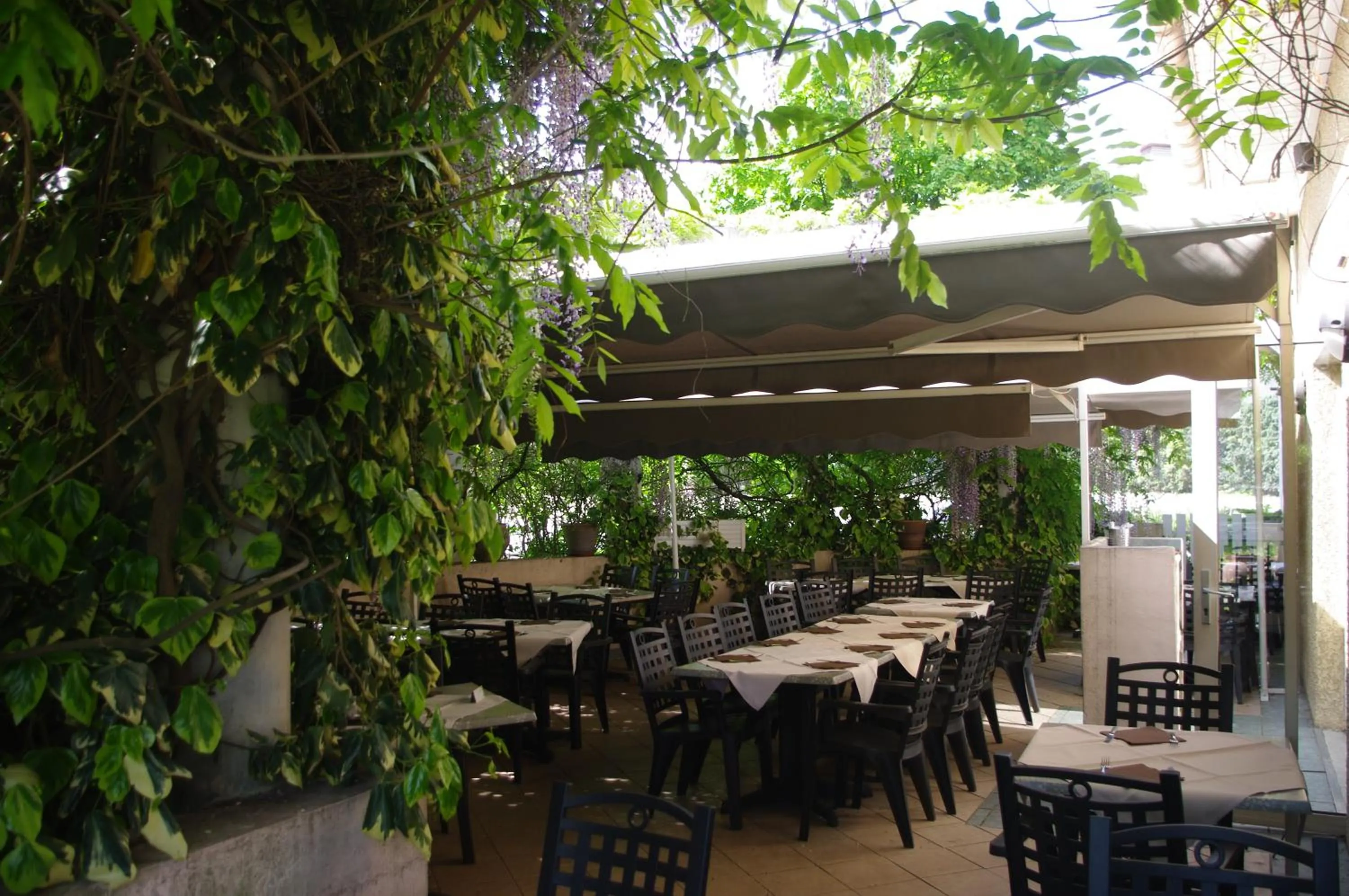 Patio in Hotel du Moulin à Vent - Gerland