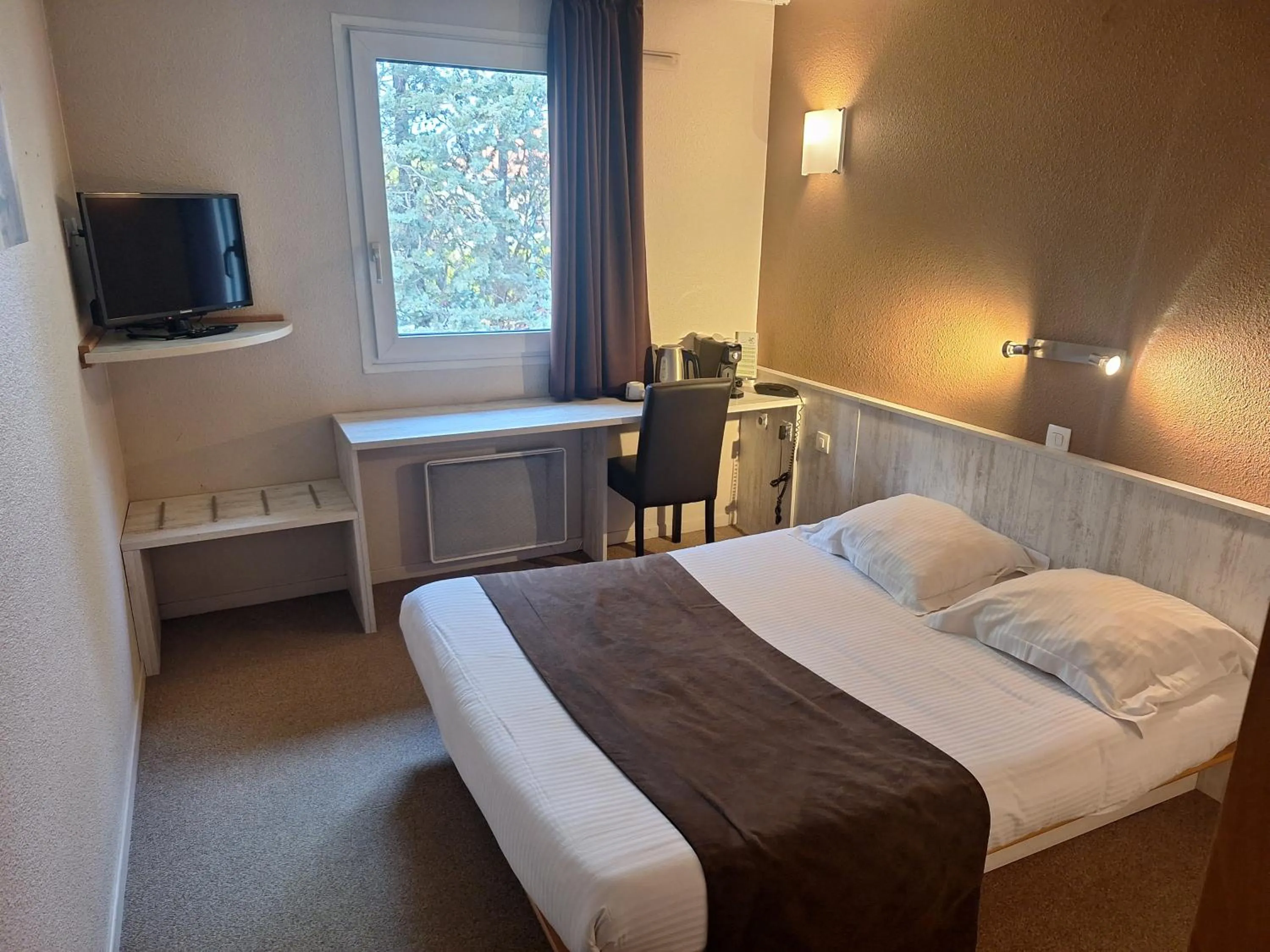 Bedroom, Bed in Hotel du Moulin à Vent - Gerland