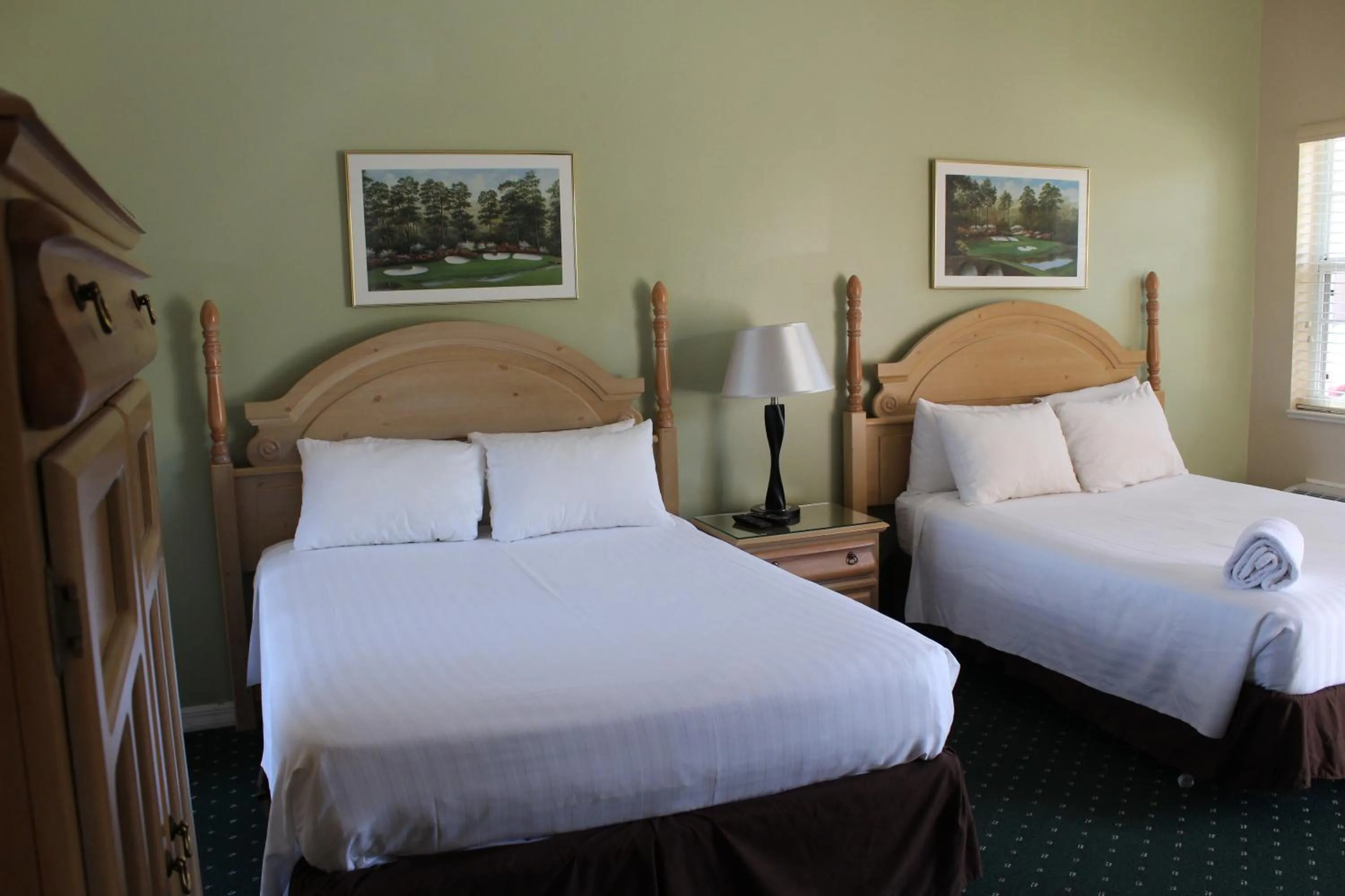 Photo of the whole room, Bed in Right Direction Rentals