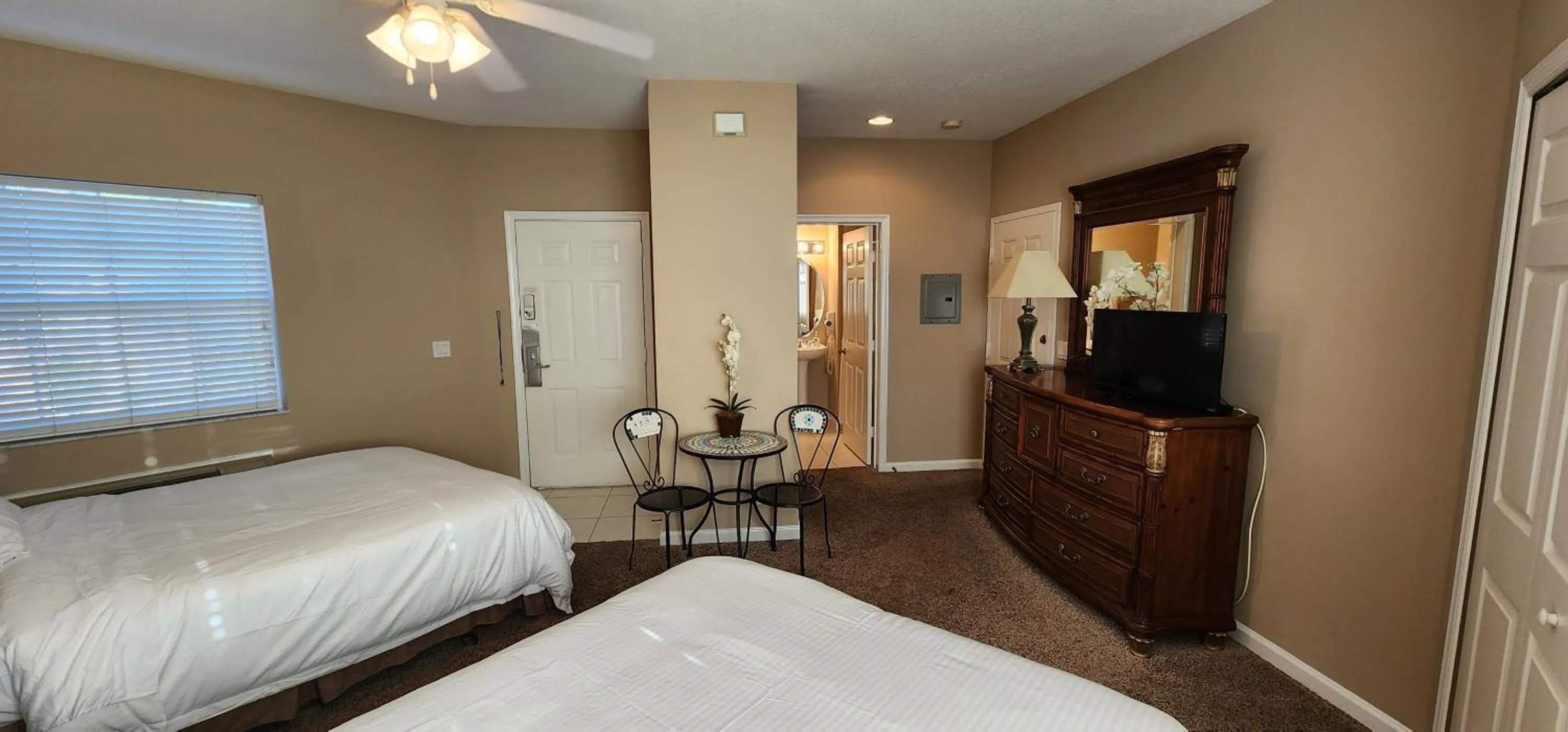 Photo of the whole room, Bed in Right Direction Rentals