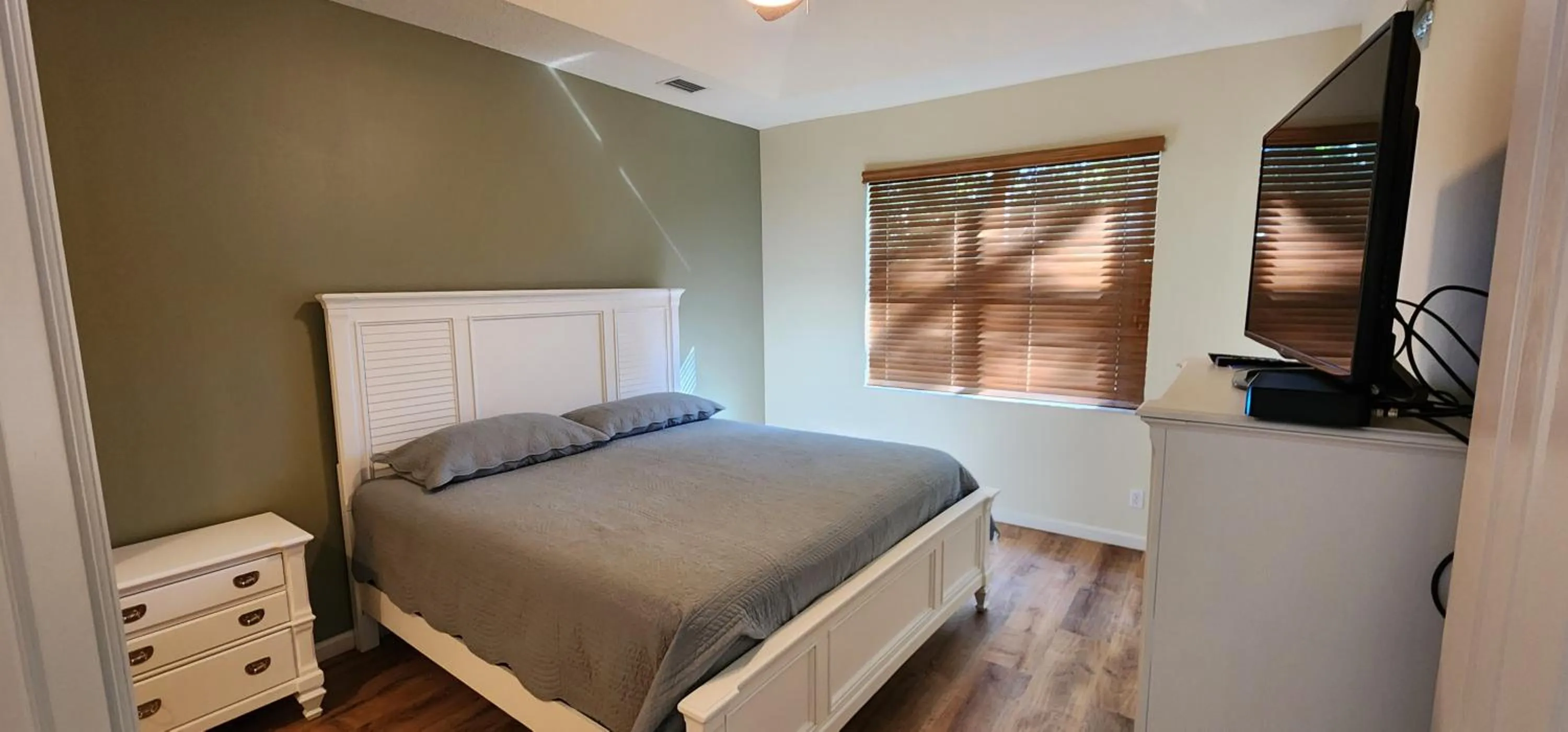 Photo of the whole room, Bed in Right Direction Rentals